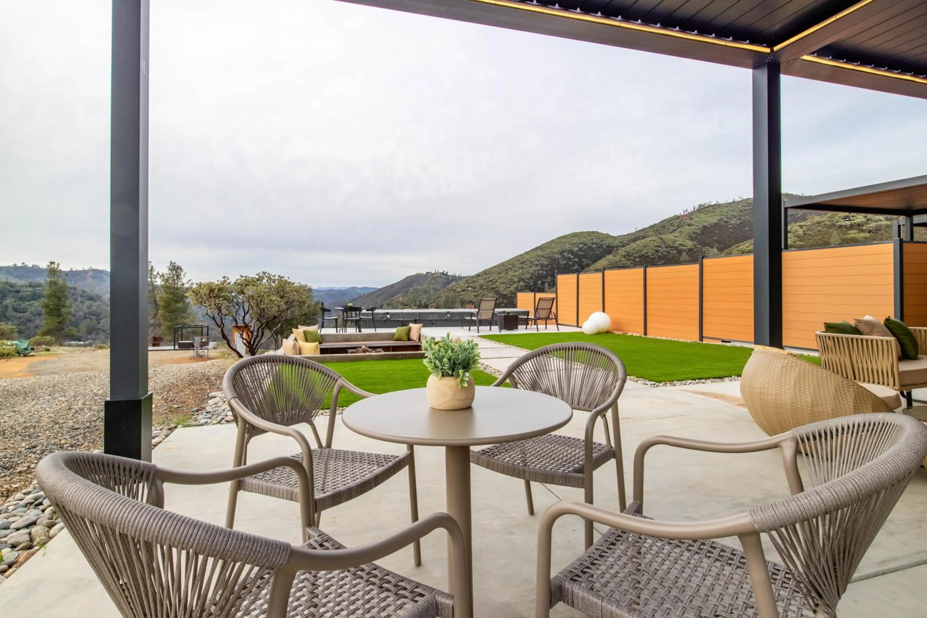 Balcony/Terrace in Horizon by Yosemite