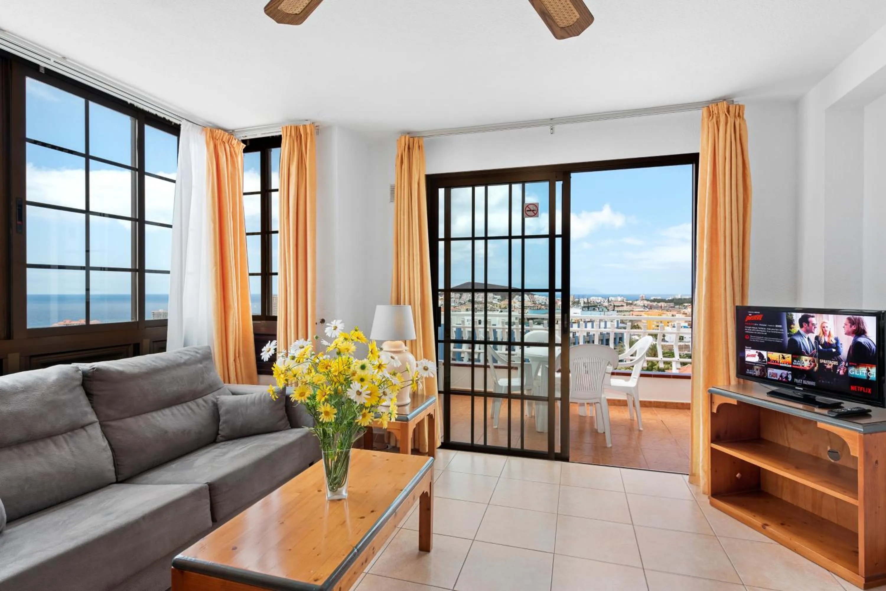 TV and multimedia in Club Tenerife Apartments