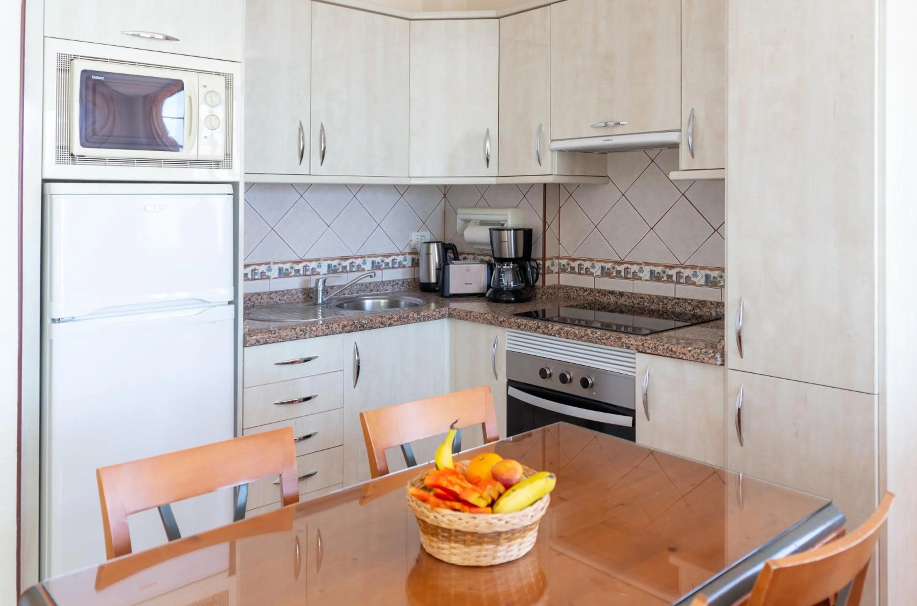Kitchen or kitchenette in Club Tenerife Apartments