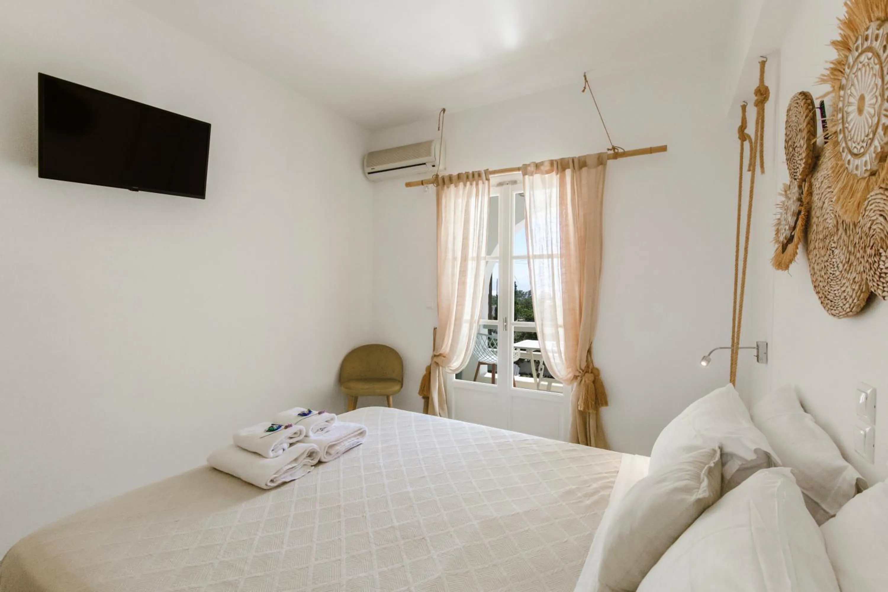 Photo of the whole room, Bed in Margarita Studios Ambelas