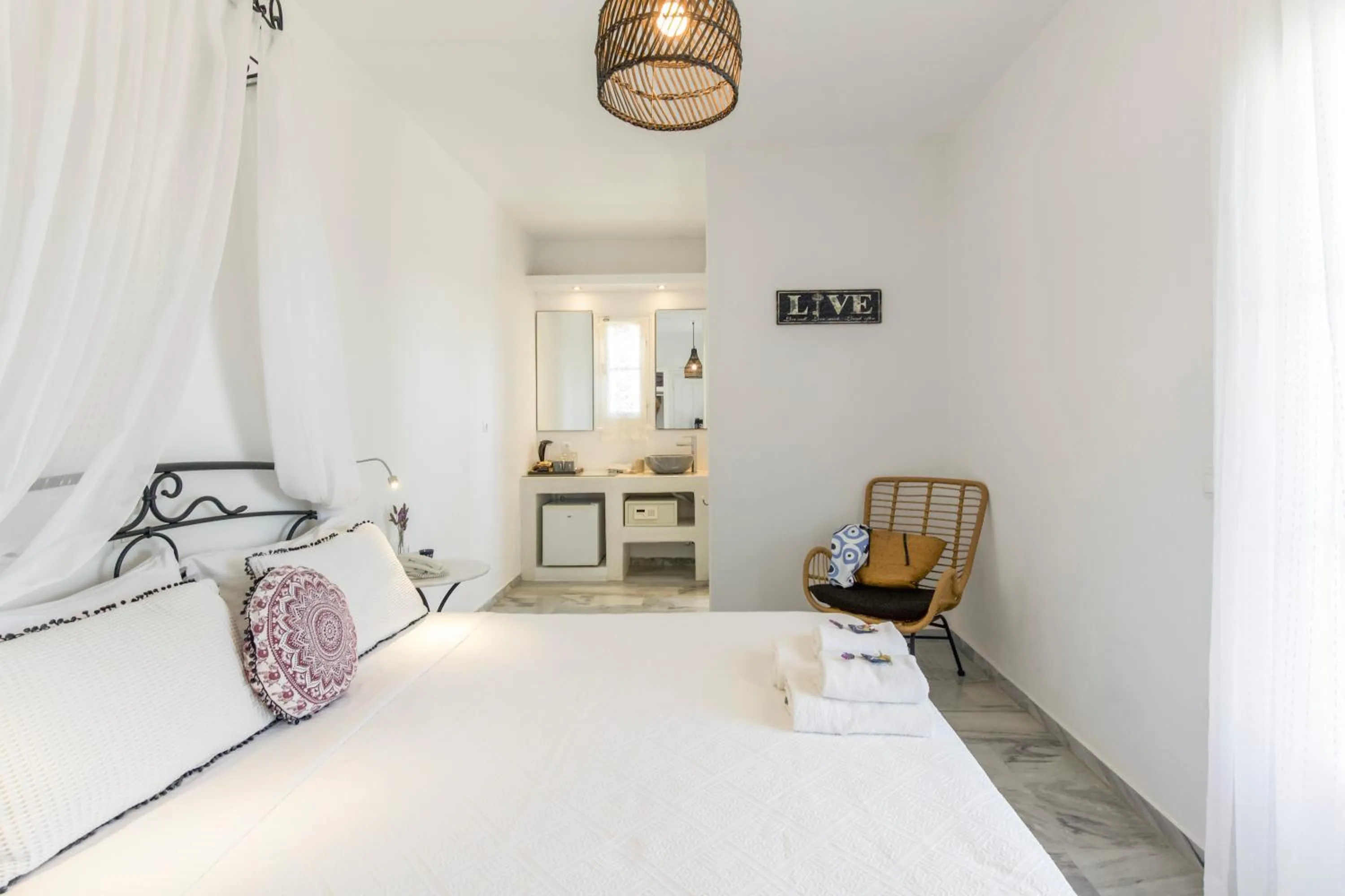 Photo of the whole room, Bed in Margarita Studios Ambelas