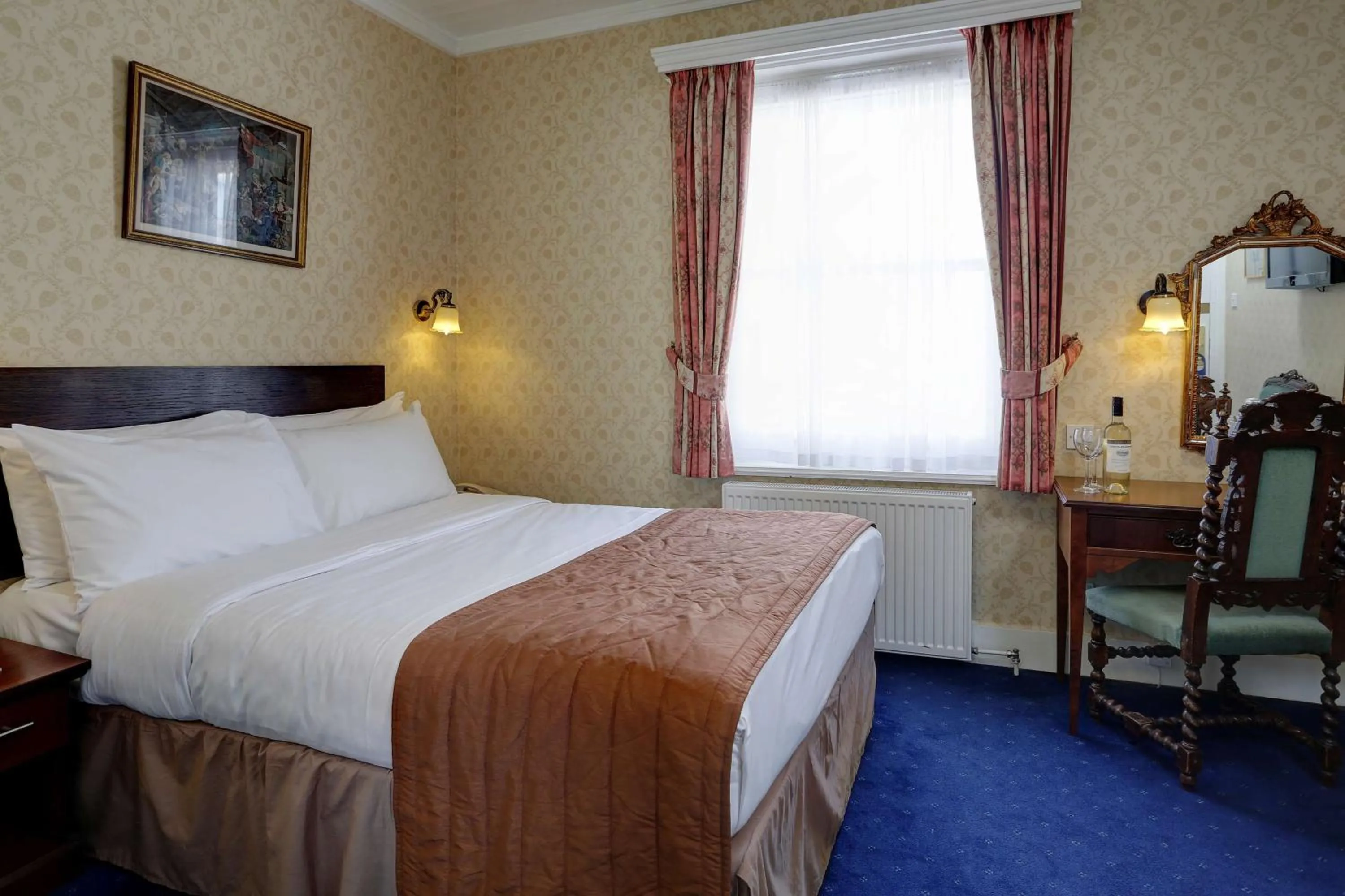 Photo of the whole room, Bed in Best Western Swiss Cottage Hotel