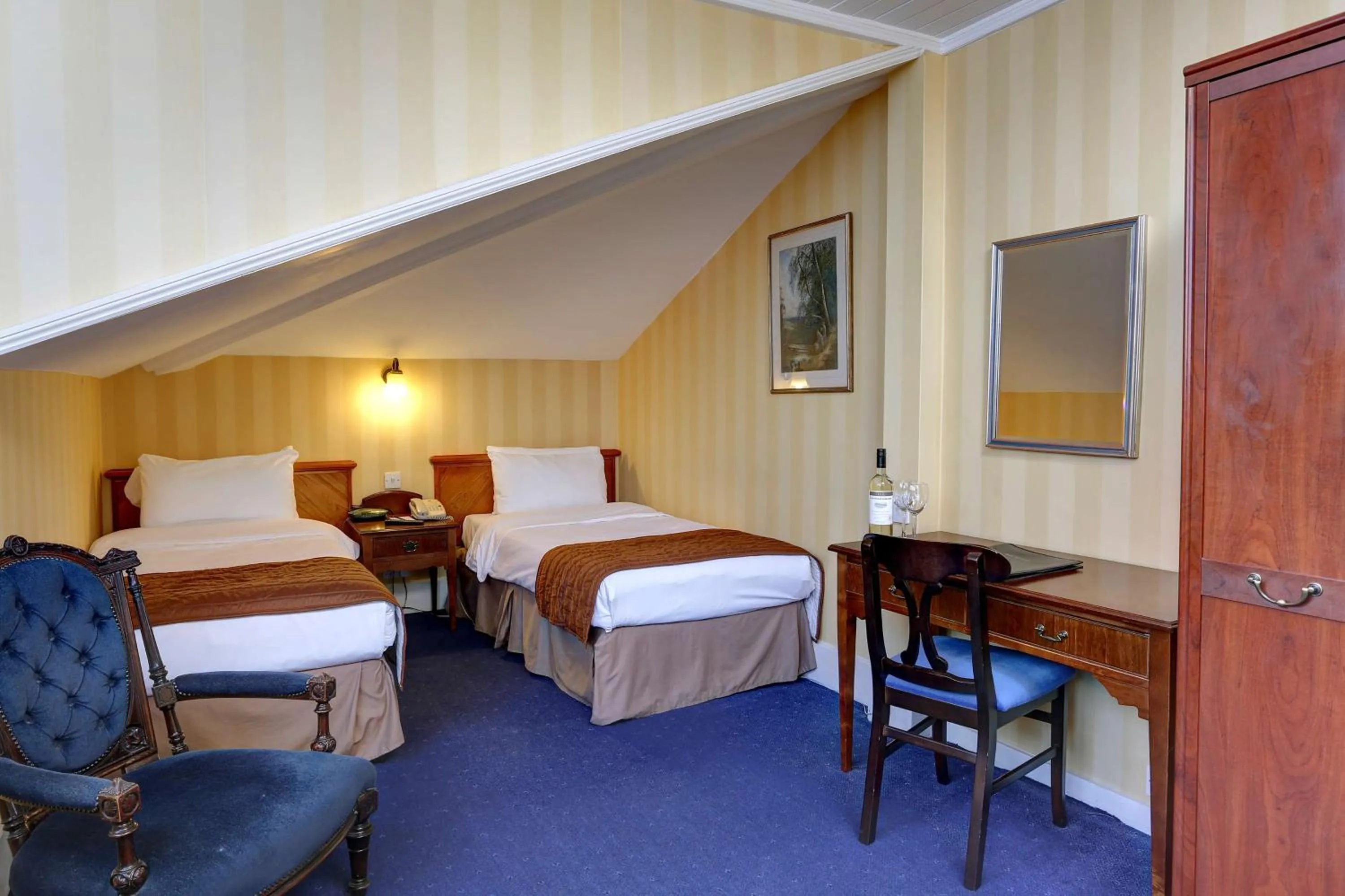 Photo of the whole room, Bed in Best Western Swiss Cottage Hotel