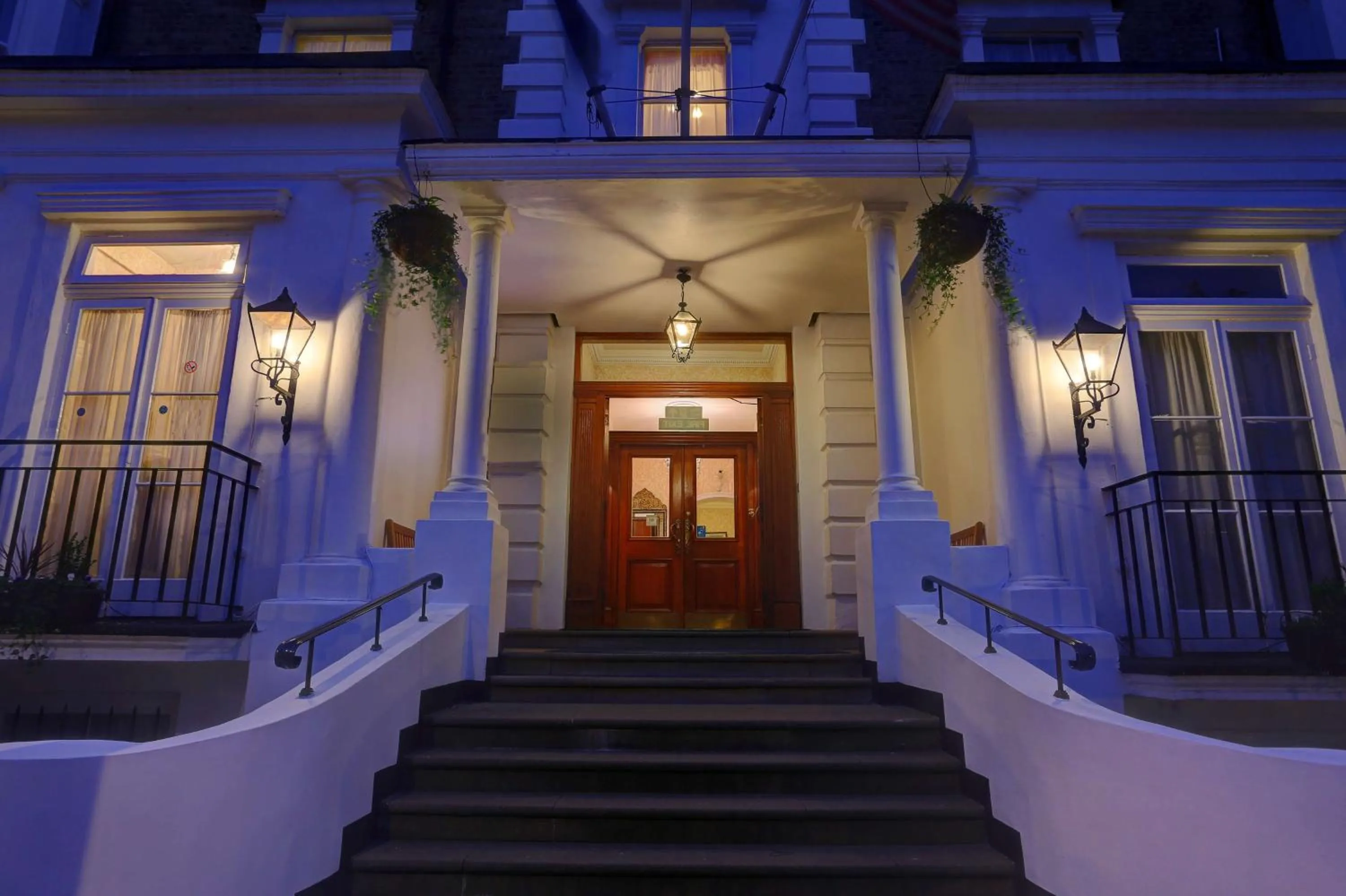 Property building in Best Western Swiss Cottage Hotel