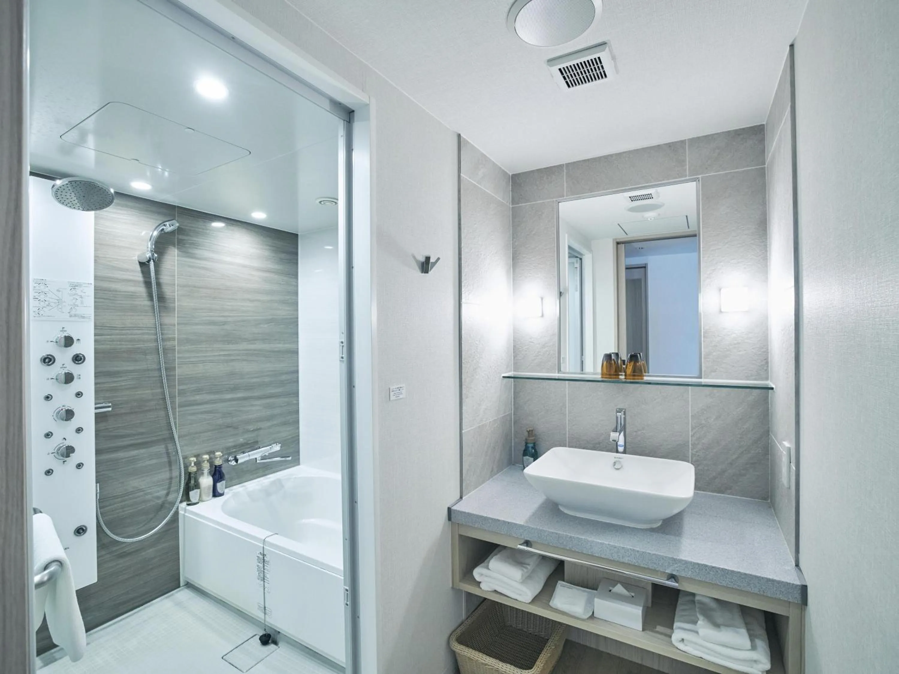 Shower in Hotel Traveltine Kyoto Kiyamachi