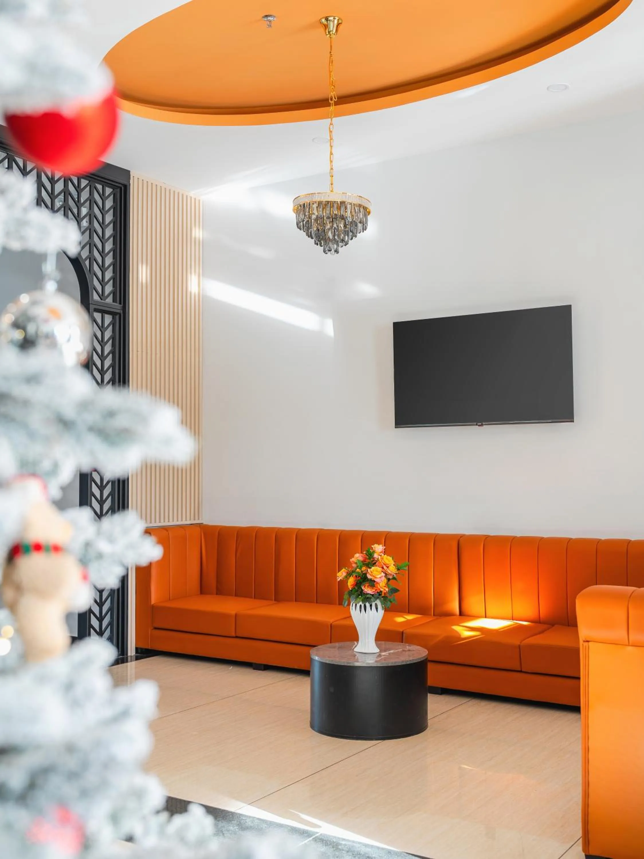 Communal lounge/ TV room in Greenview City Hotel