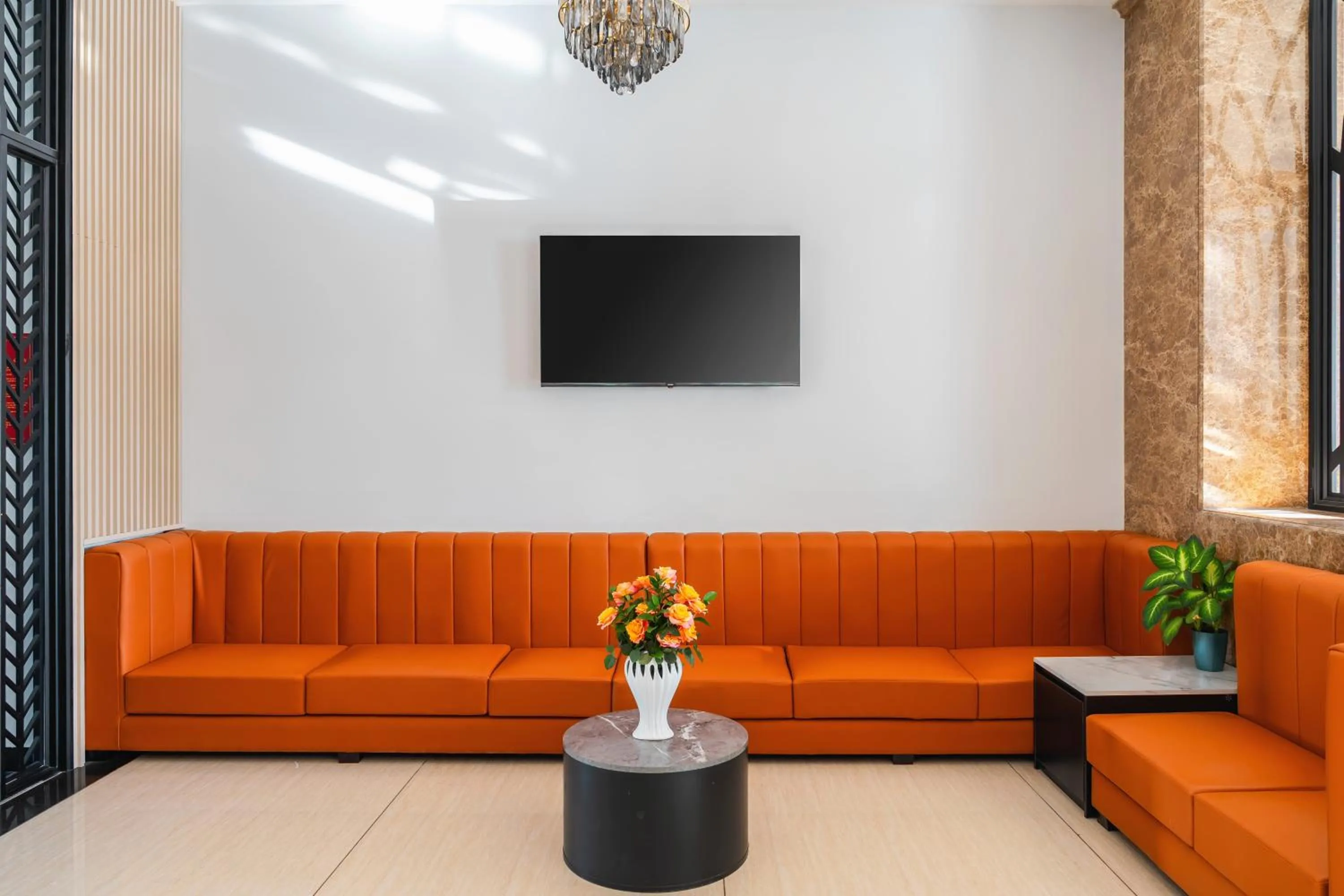 Communal lounge/ TV room in Greenview City Hotel