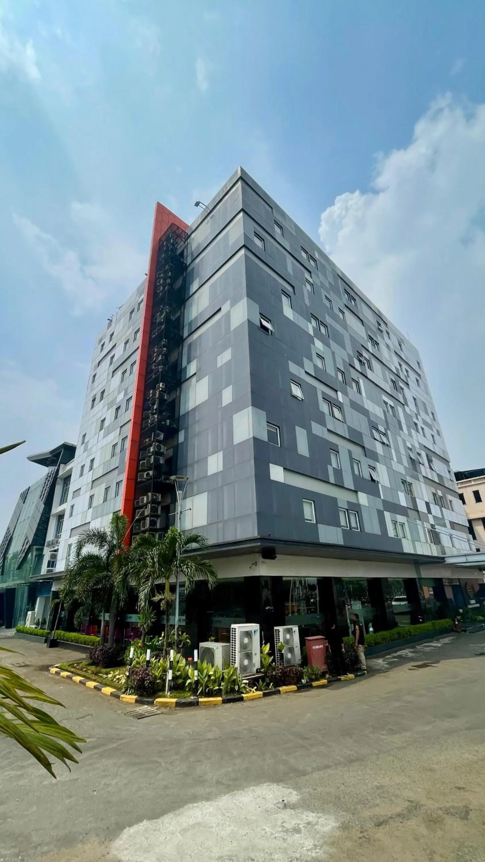 Facade/entrance in HORU HOTEL MANGGA DUA SQUARE