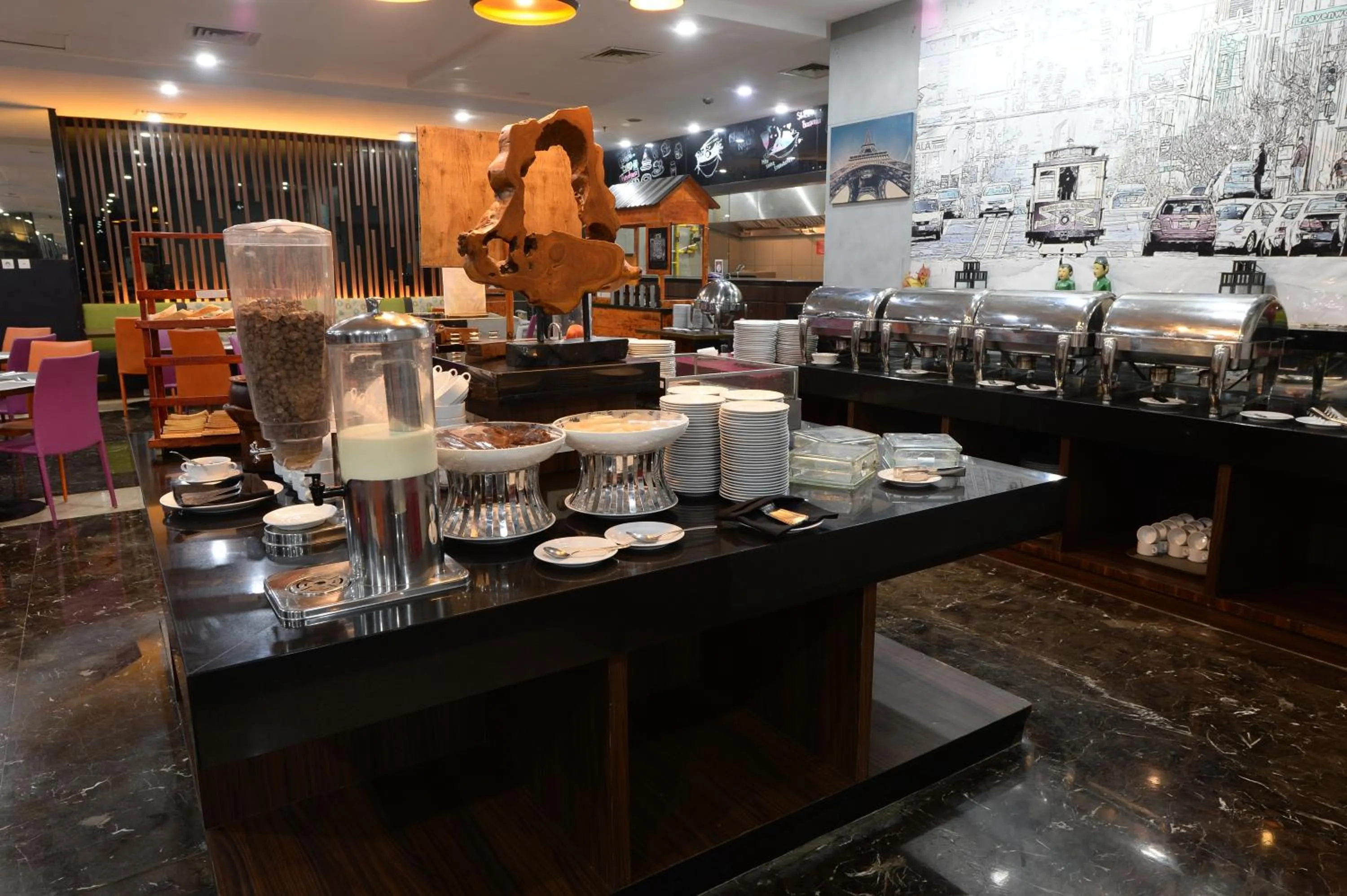 Restaurant/places to eat in HORU HOTEL MANGGA DUA SQUARE