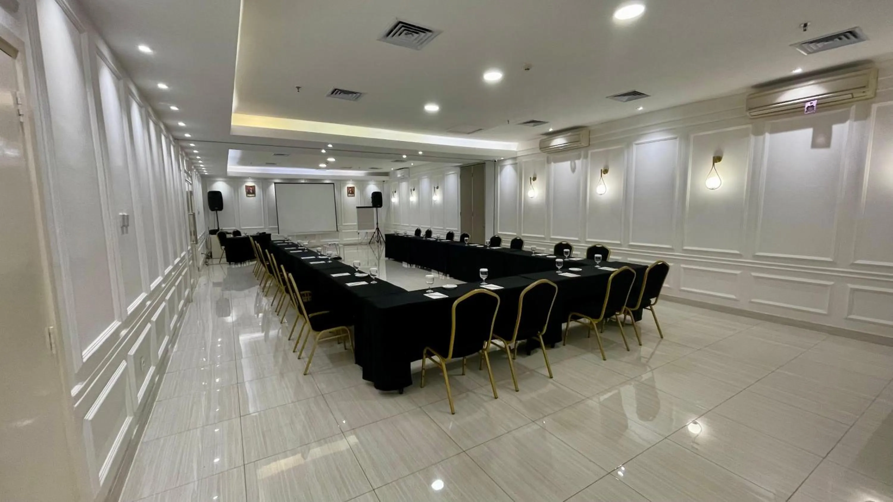 Meeting/conference room in HORU HOTEL MANGGA DUA SQUARE