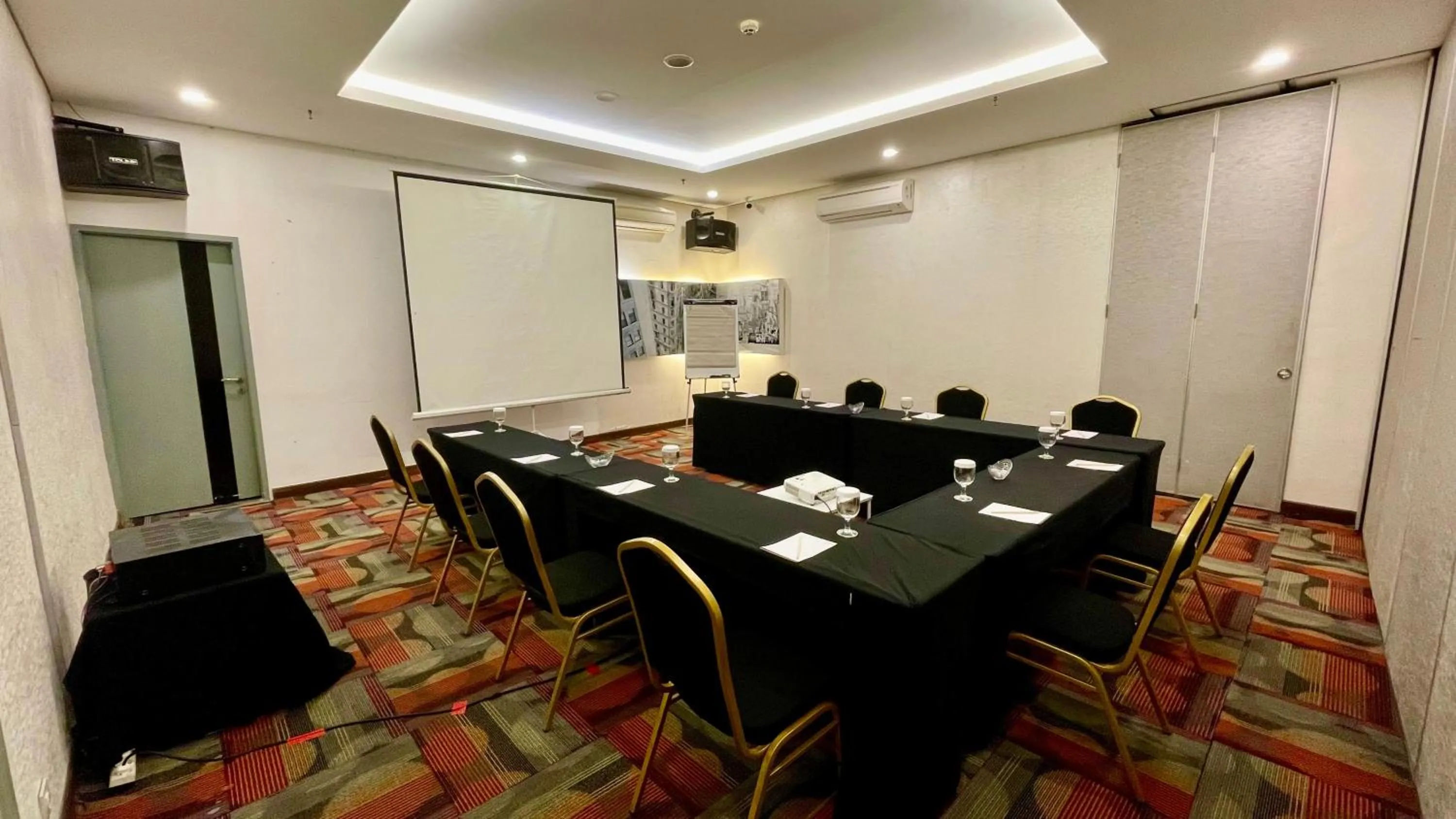 Meeting/conference room in HORU HOTEL MANGGA DUA SQUARE