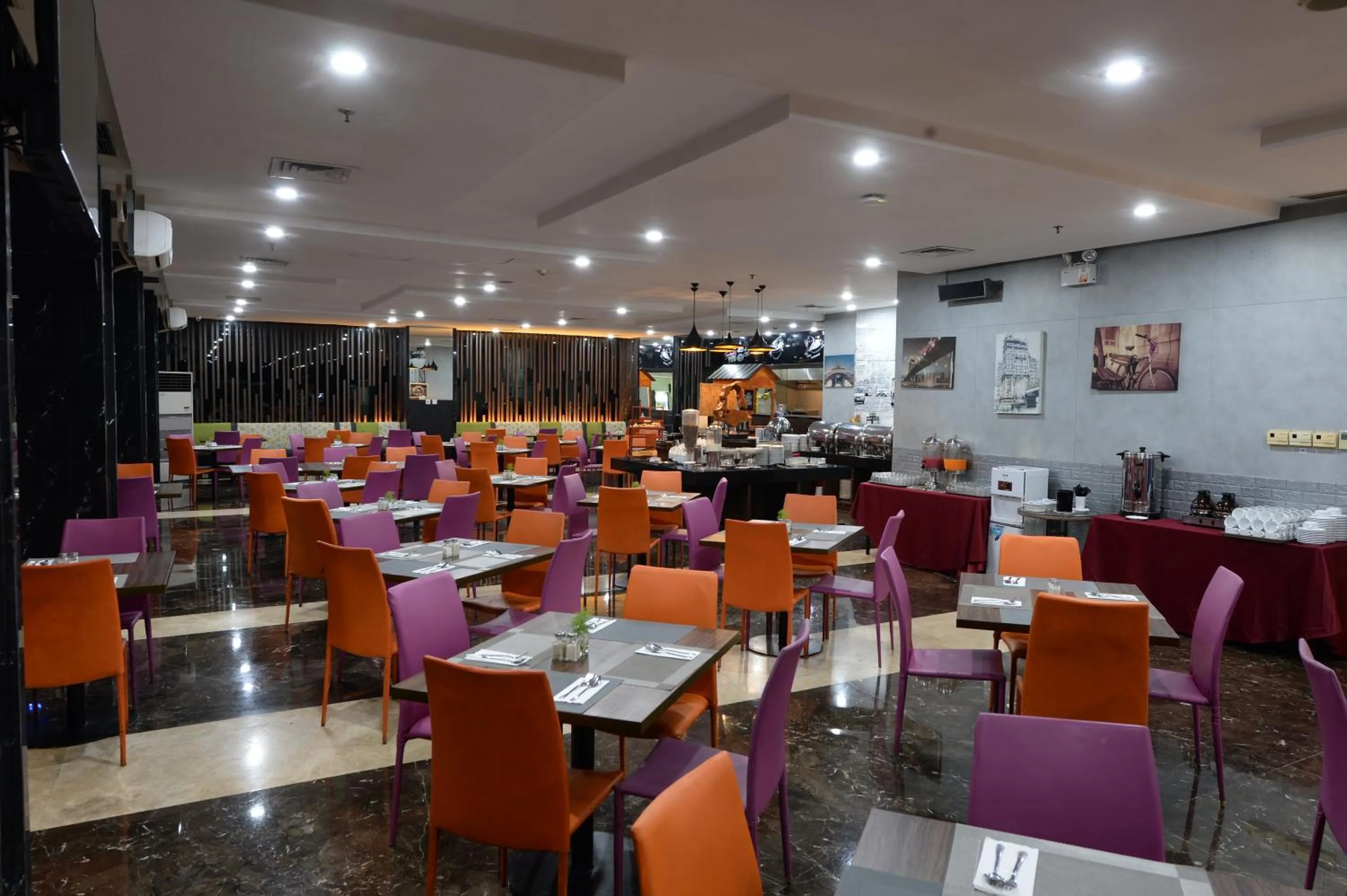 Restaurant/places to eat in HORU HOTEL MANGGA DUA SQUARE