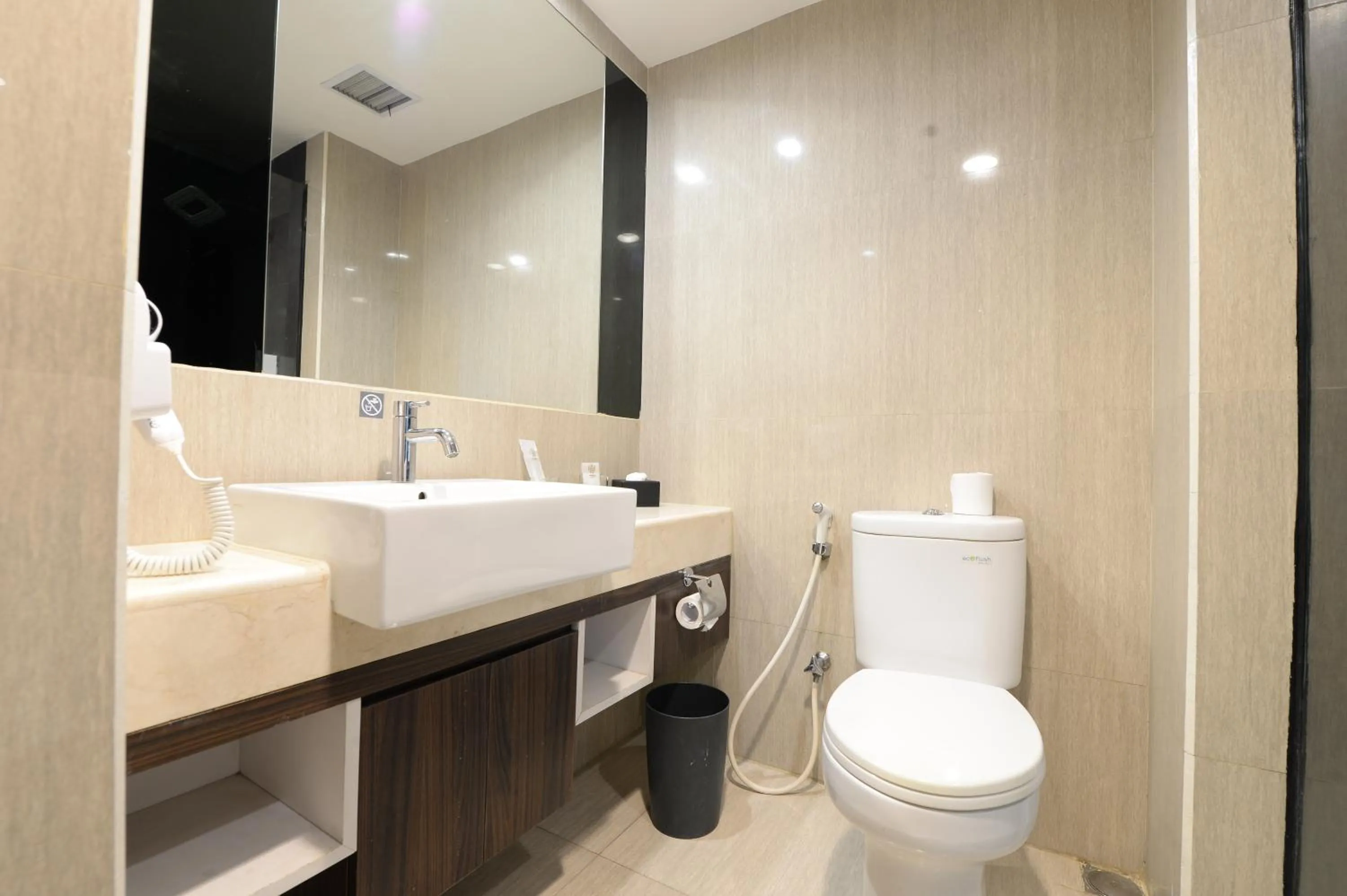 Bathroom in HORU HOTEL MANGGA DUA SQUARE