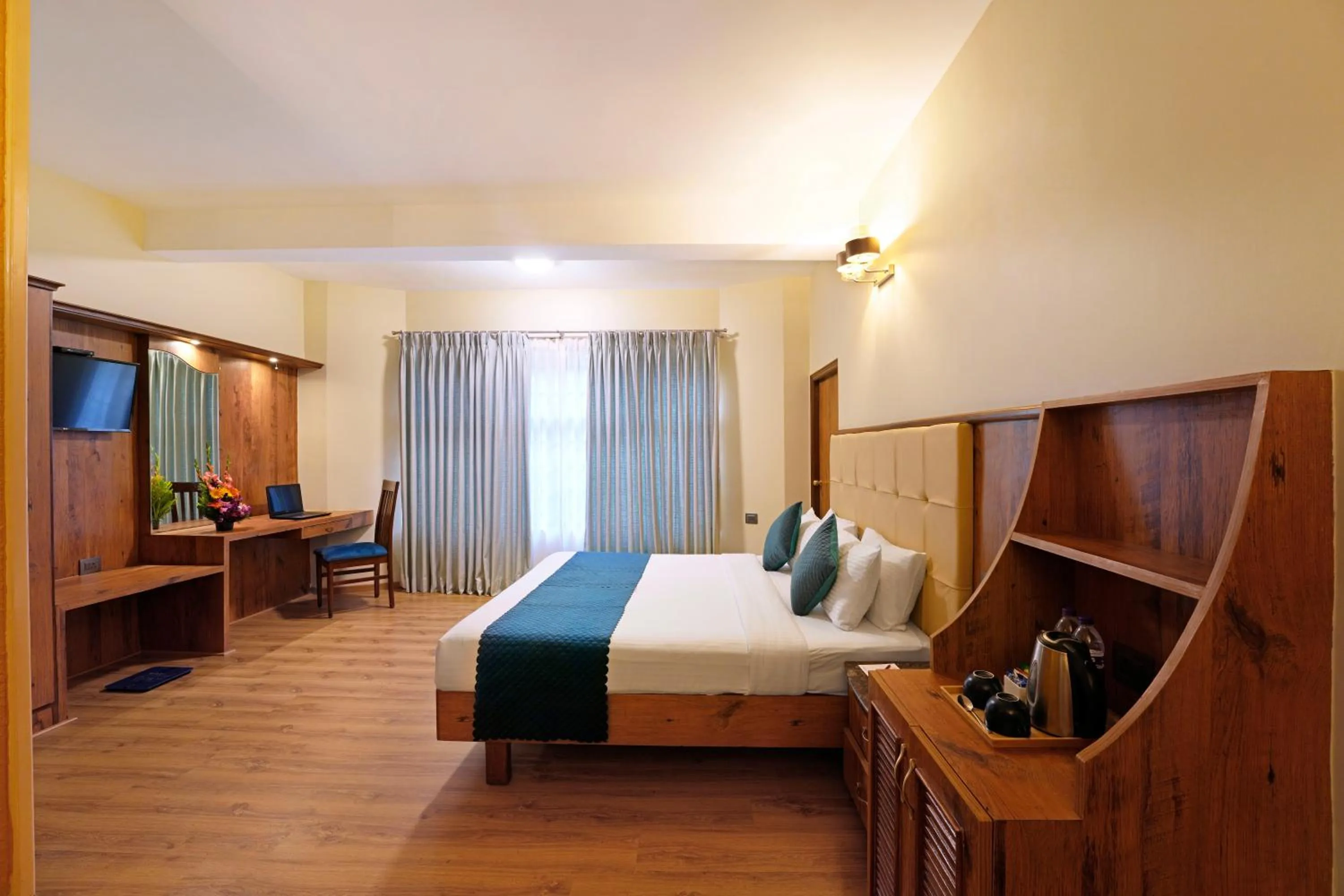 Communal lounge/ TV room, Bed in Cross Roads Inn