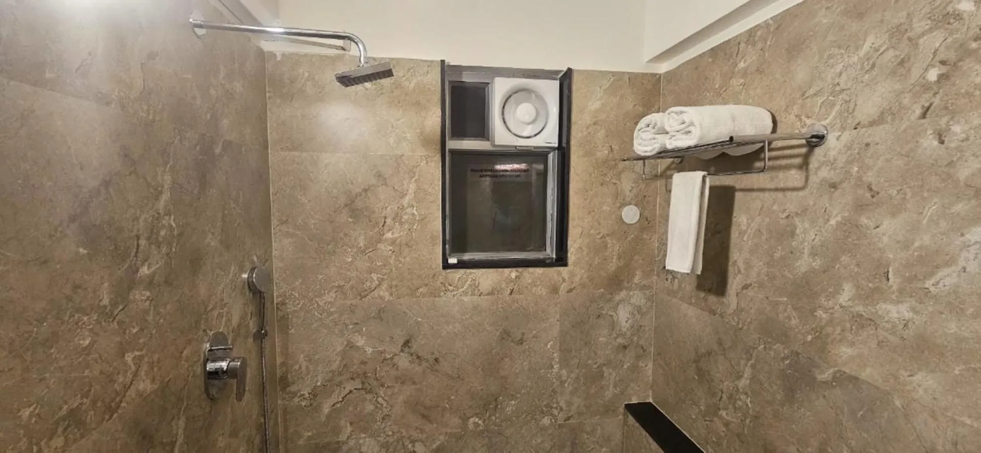 Shower in Cross Roads Inn