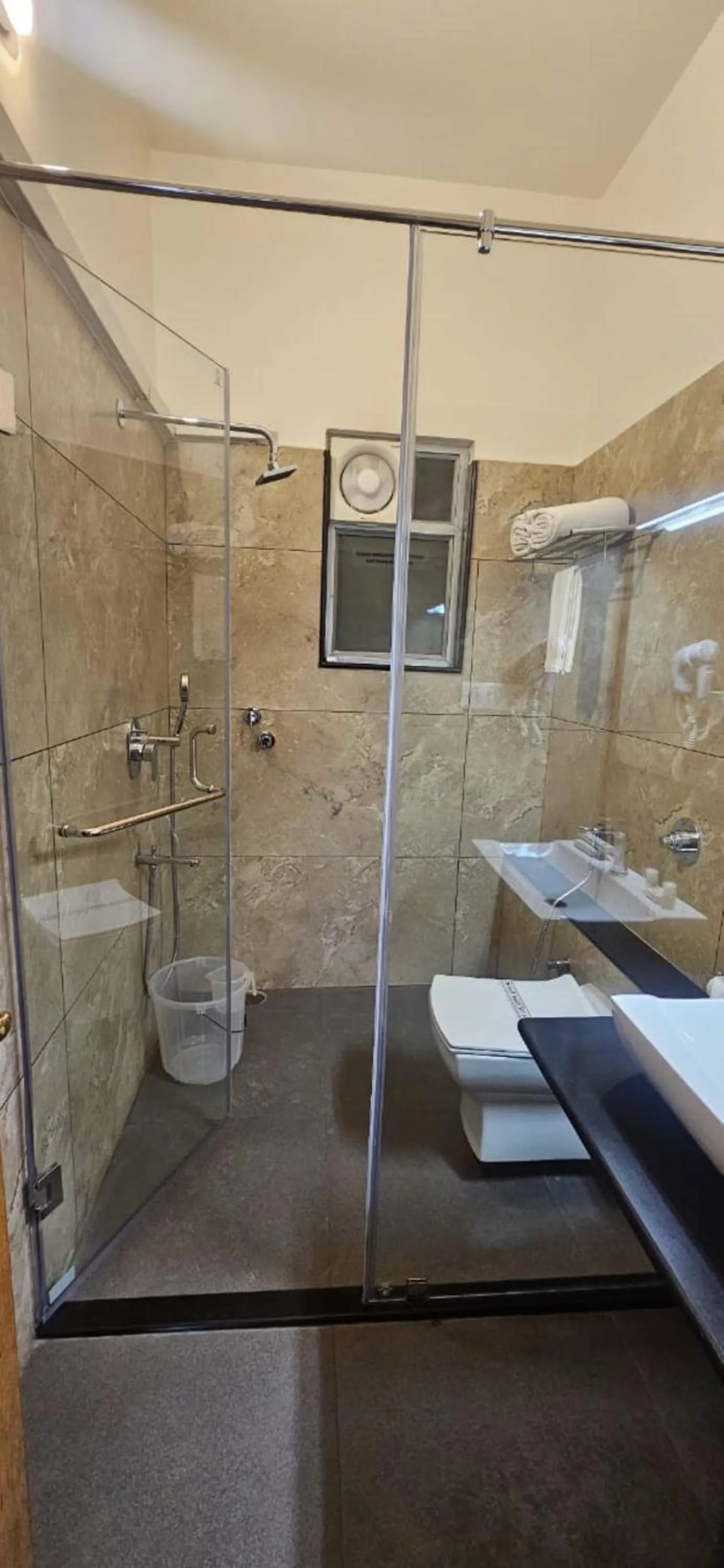 Shower in Cross Roads Inn