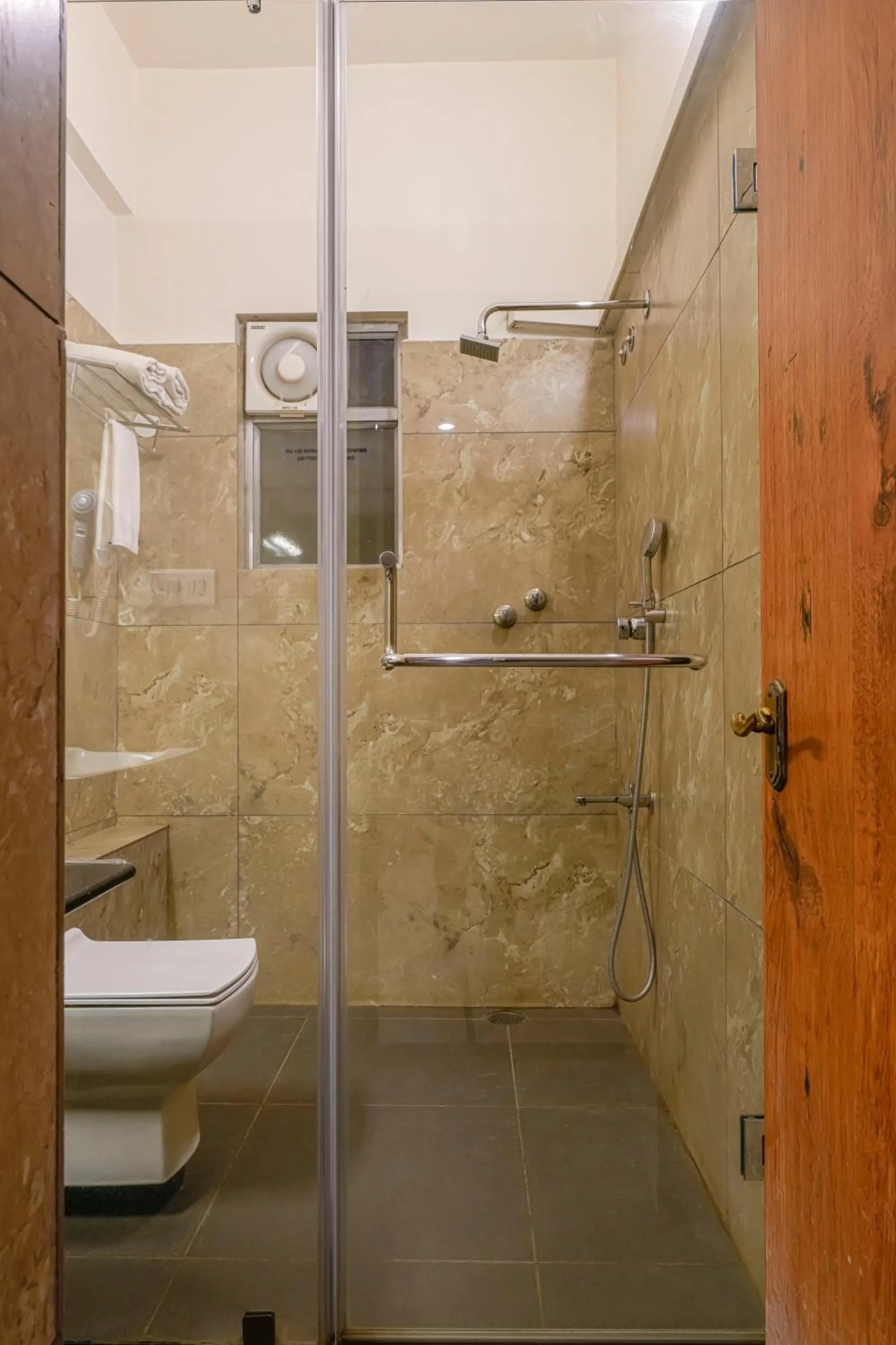 Bathroom in Cross Roads Inn