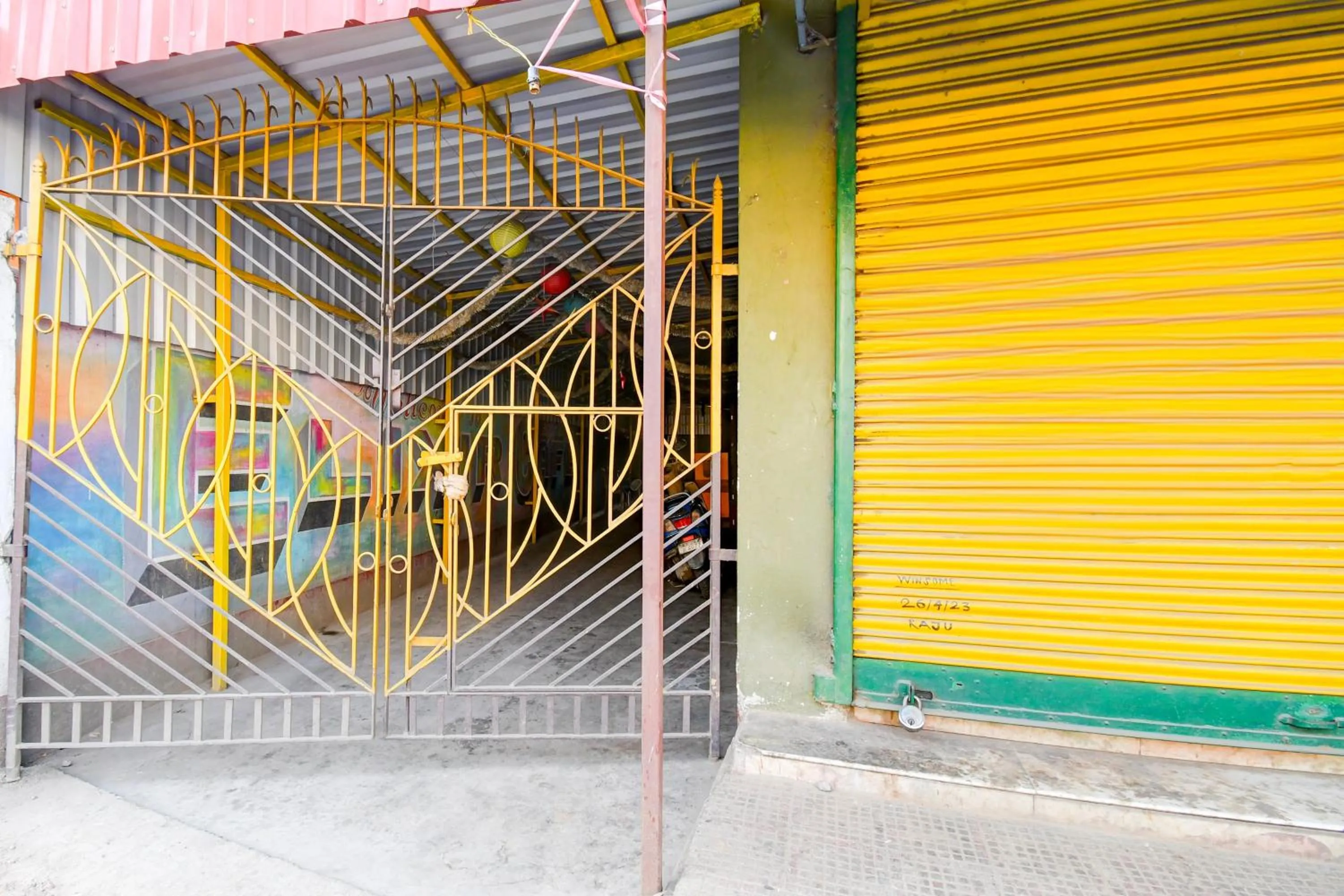 Facade/entrance in Hotel O by OYO Elixir