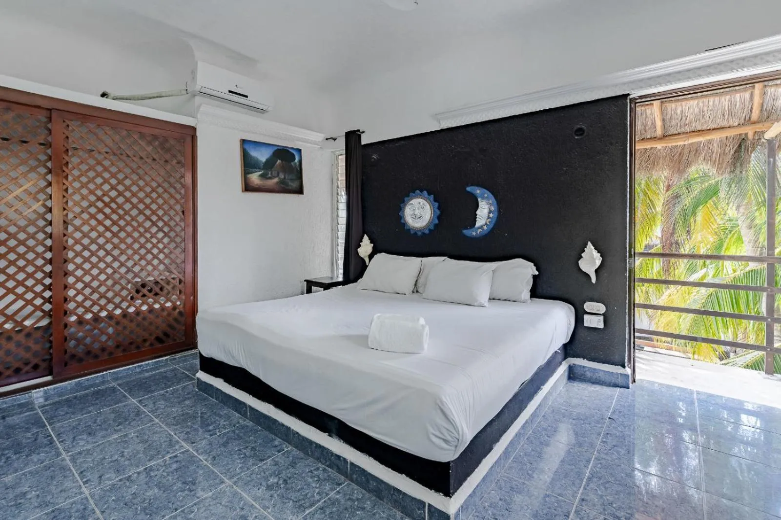 Bed in Mayan Art Hotel 10 avenue