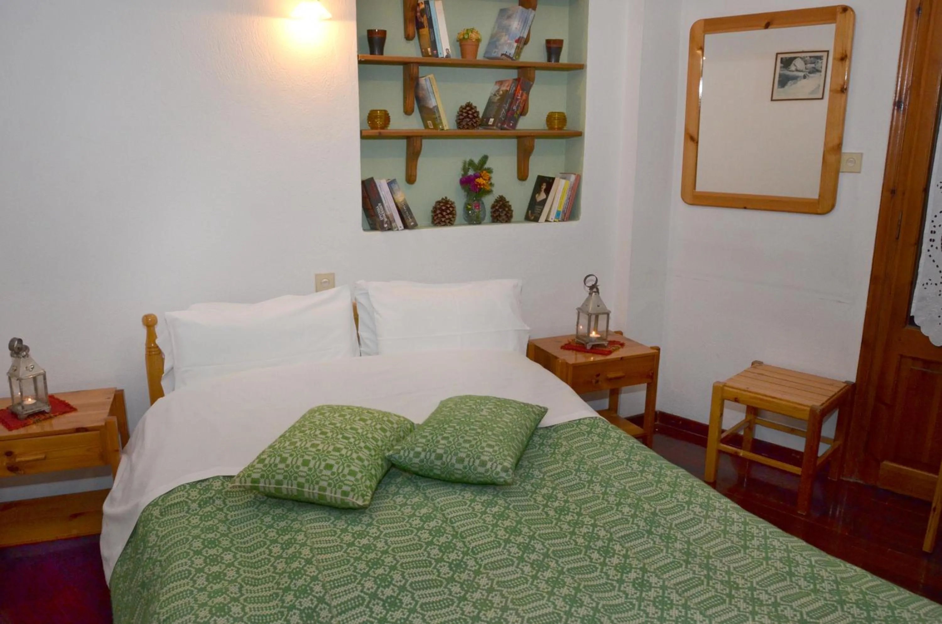 Photo of the whole room, Bed in To Balkoni tis Agorianis