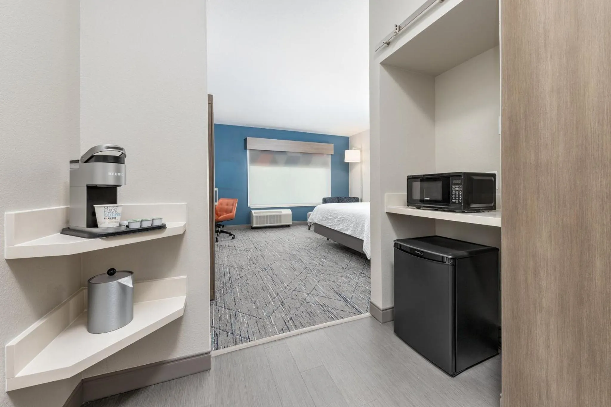Photo of the whole room, Bed in Holiday Inn Express & Suites Austin Airport East by IHG