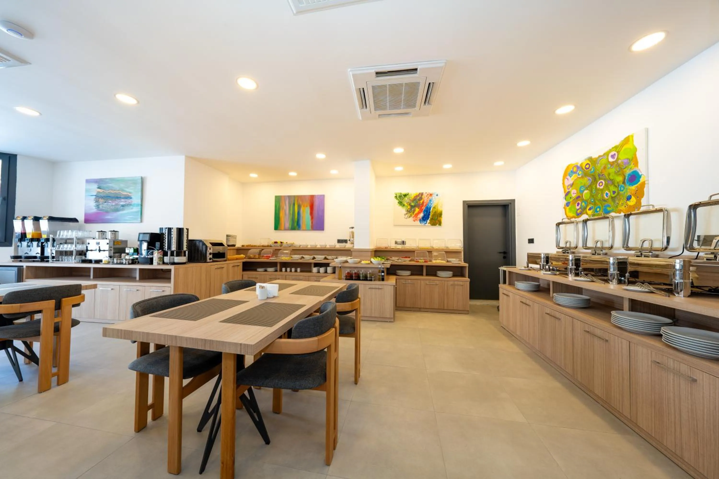 Restaurant/places to eat in Skykhan Otel