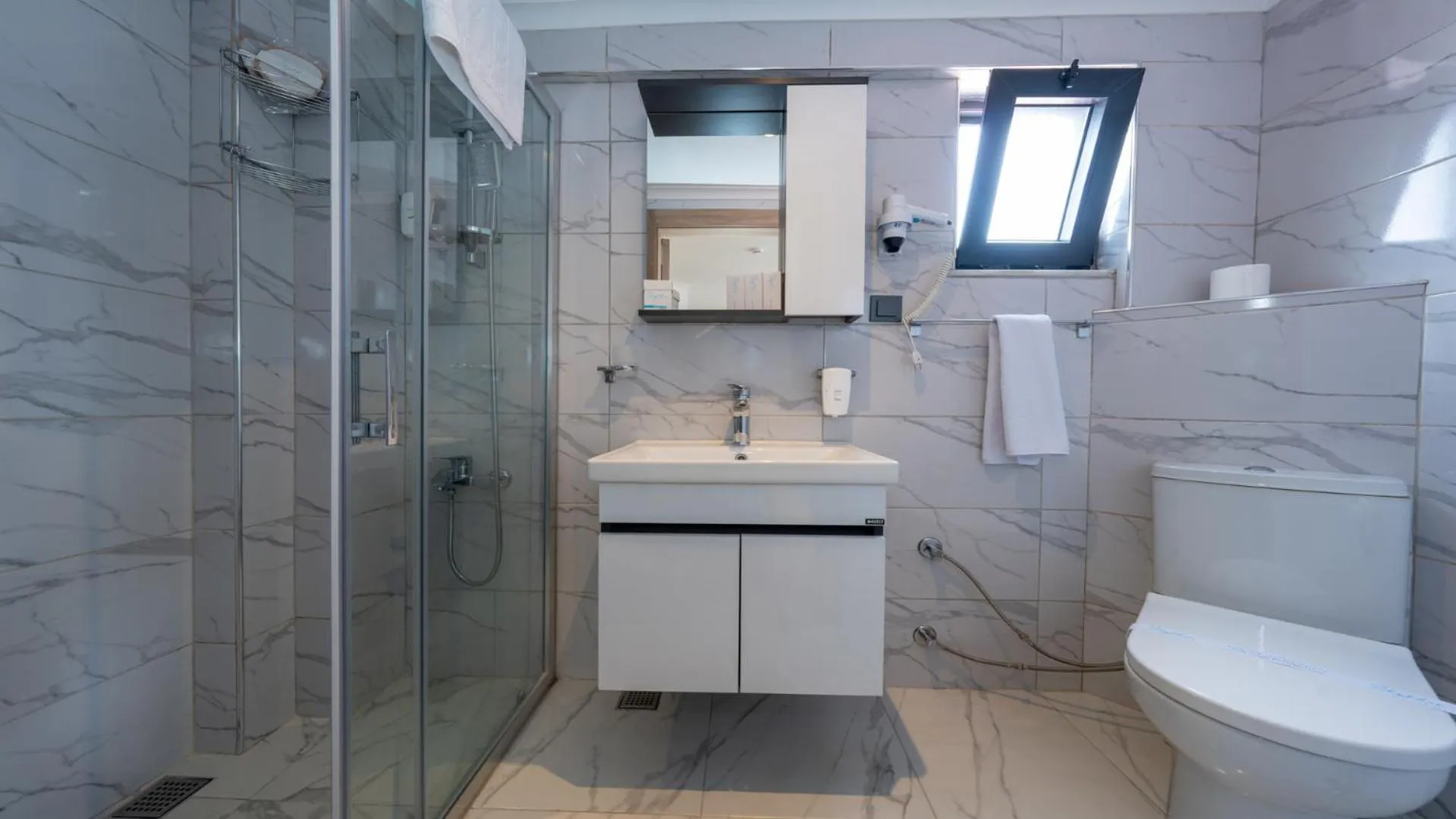 Shower in Skykhan Otel