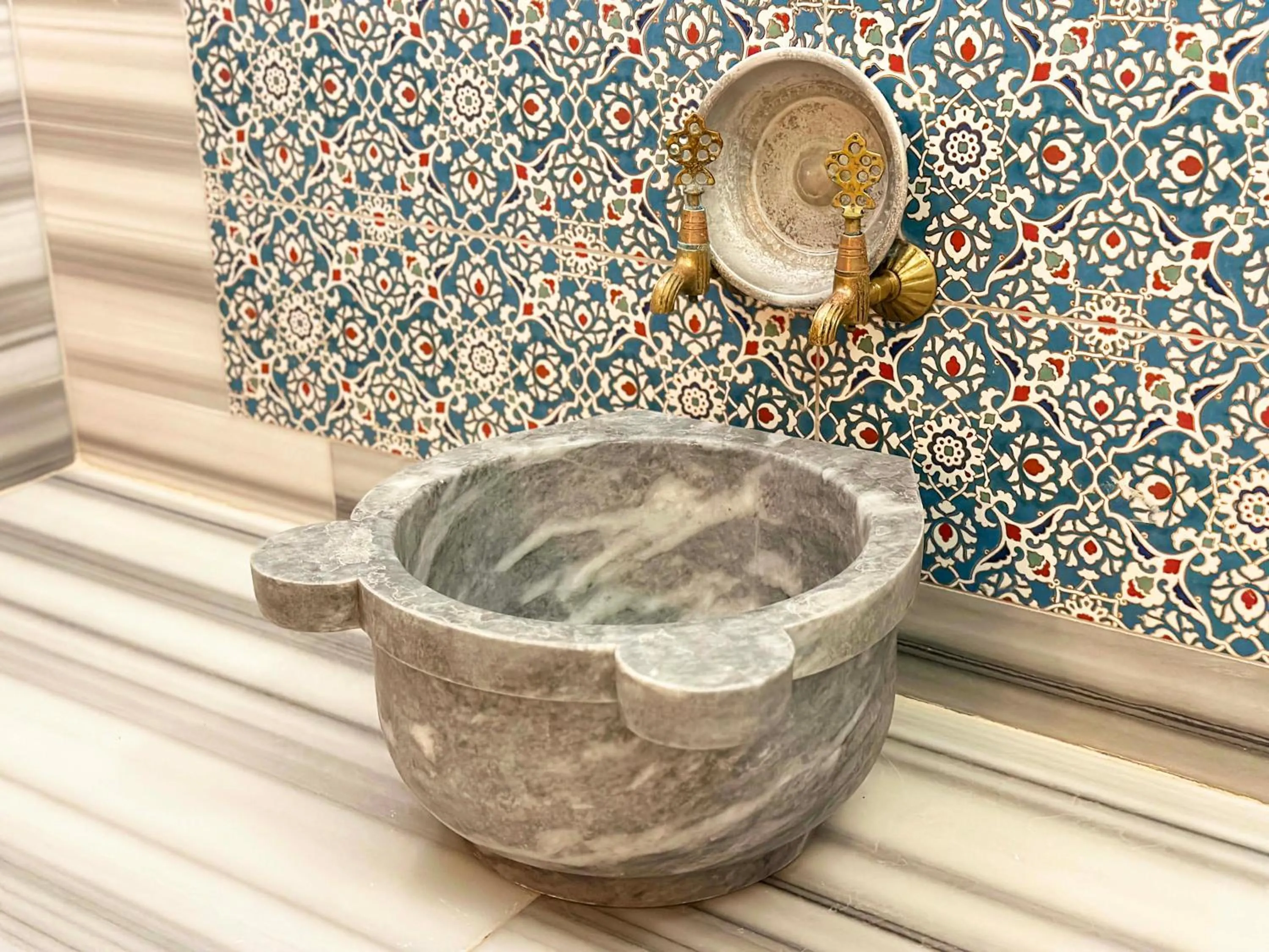 Public Bath in 216 North Hotel