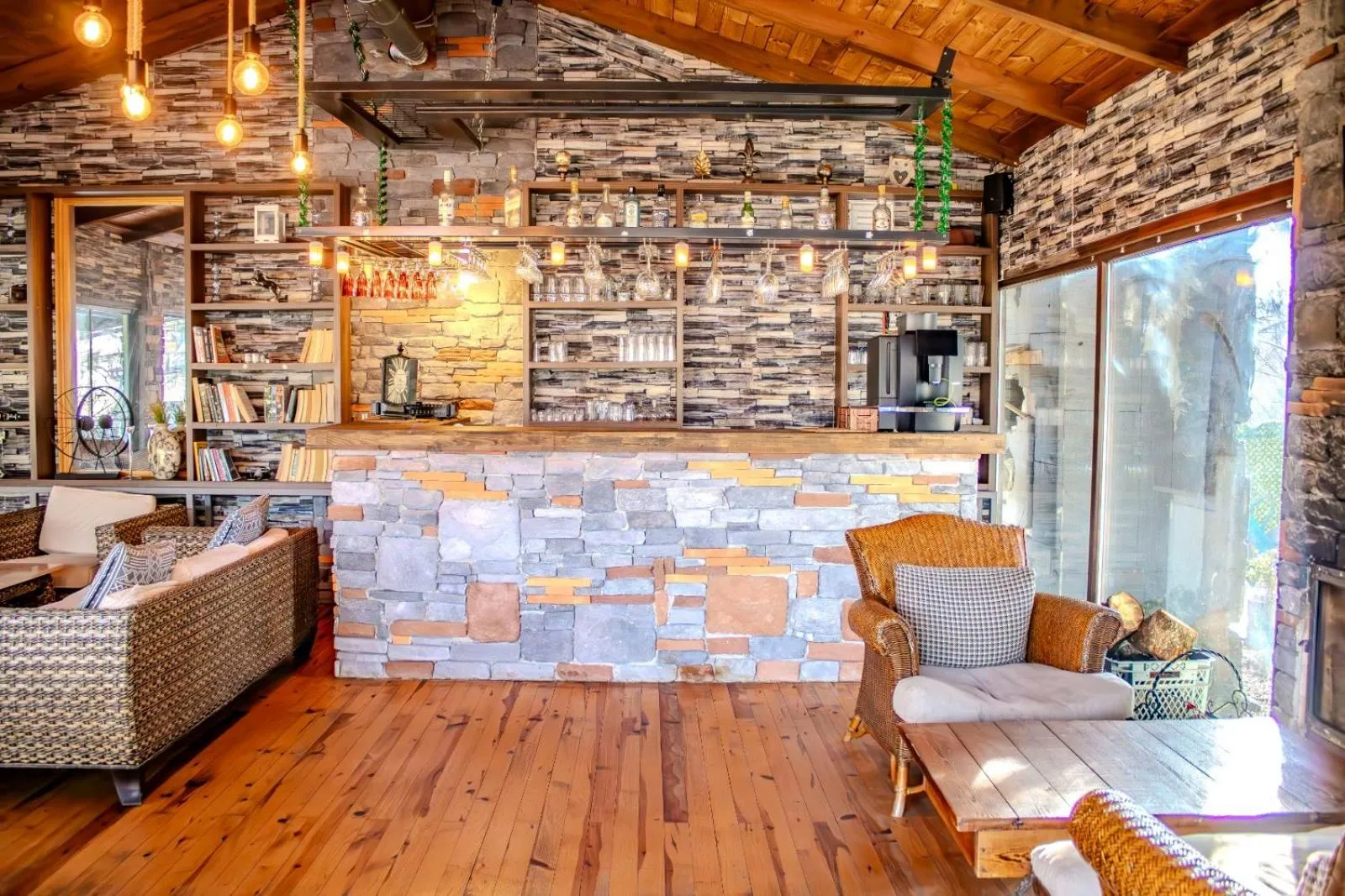 Restaurant/places to eat in 216 North Hotel