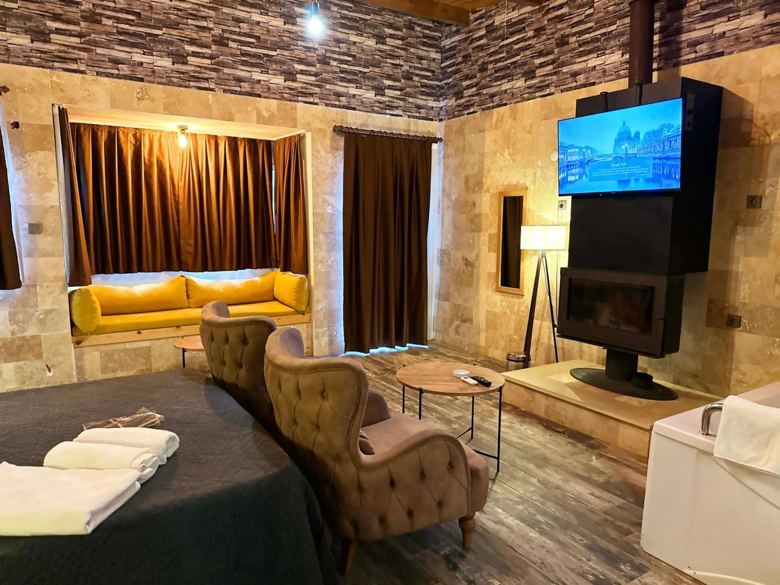 Communal lounge/ TV room in 216 North Hotel