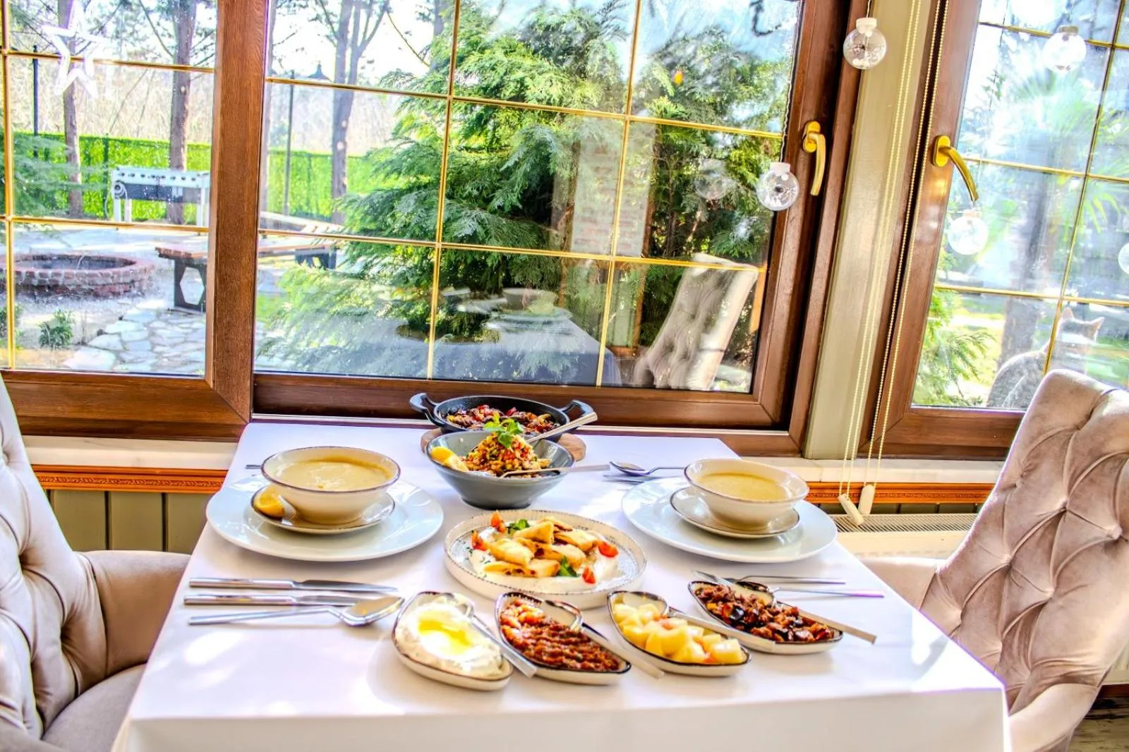 Restaurant/places to eat in 216 North Hotel