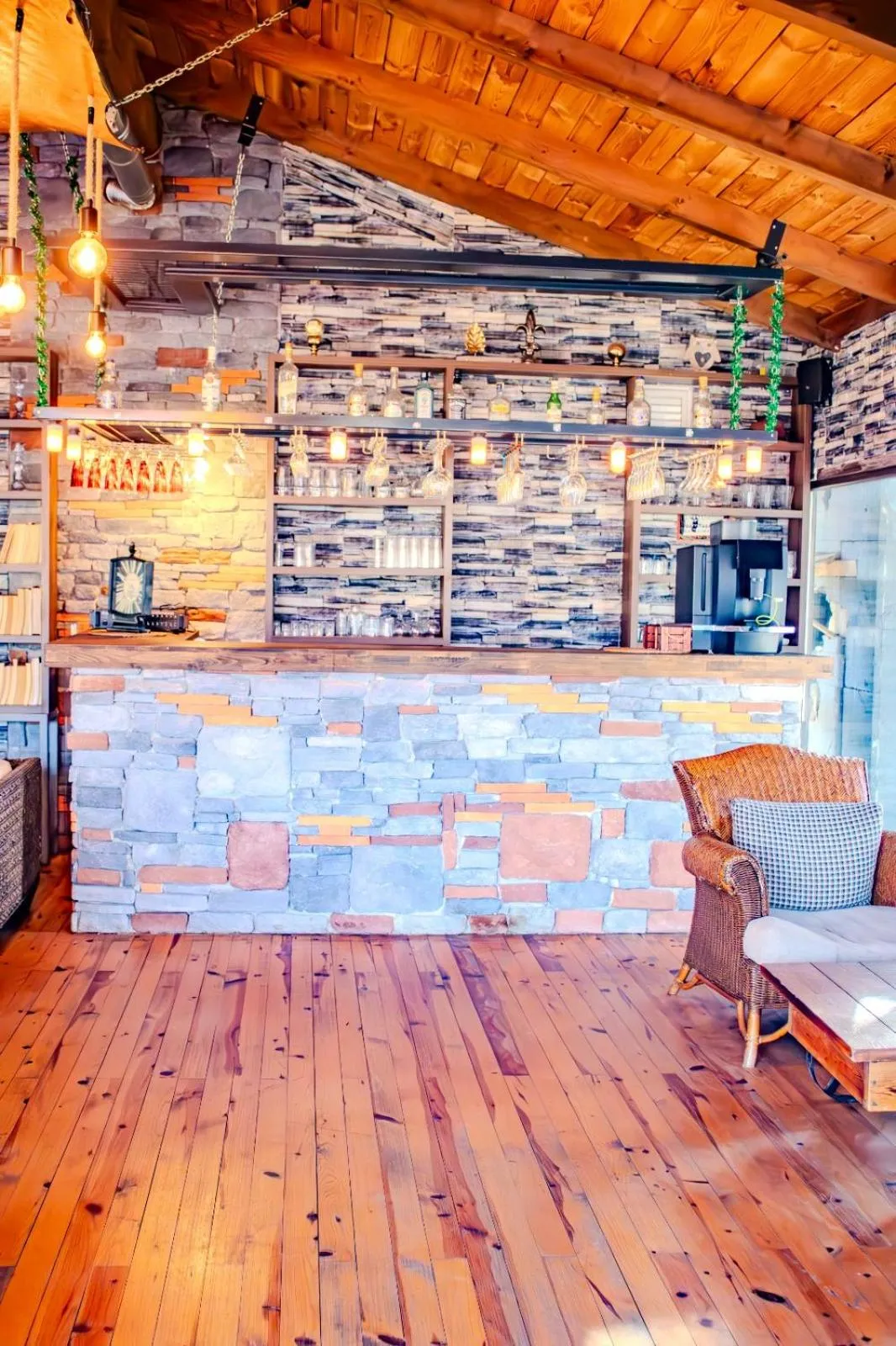 Restaurant/places to eat in 216 North Hotel