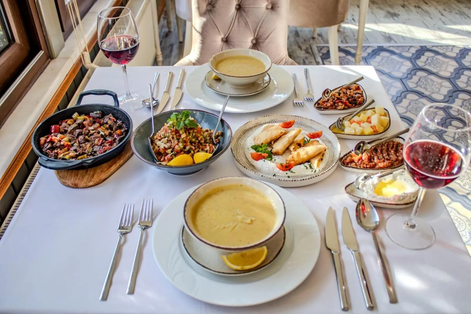 Restaurant/places to eat in 216 North Hotel