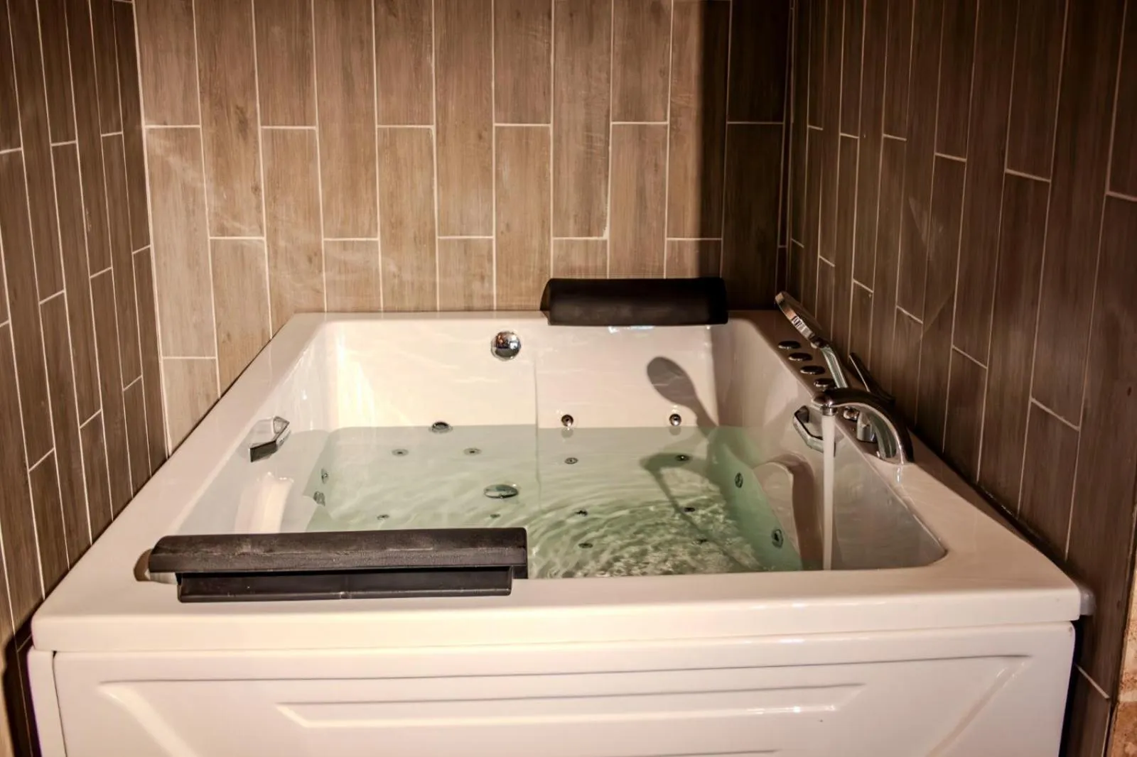 Hot Tub in 216 North Hotel