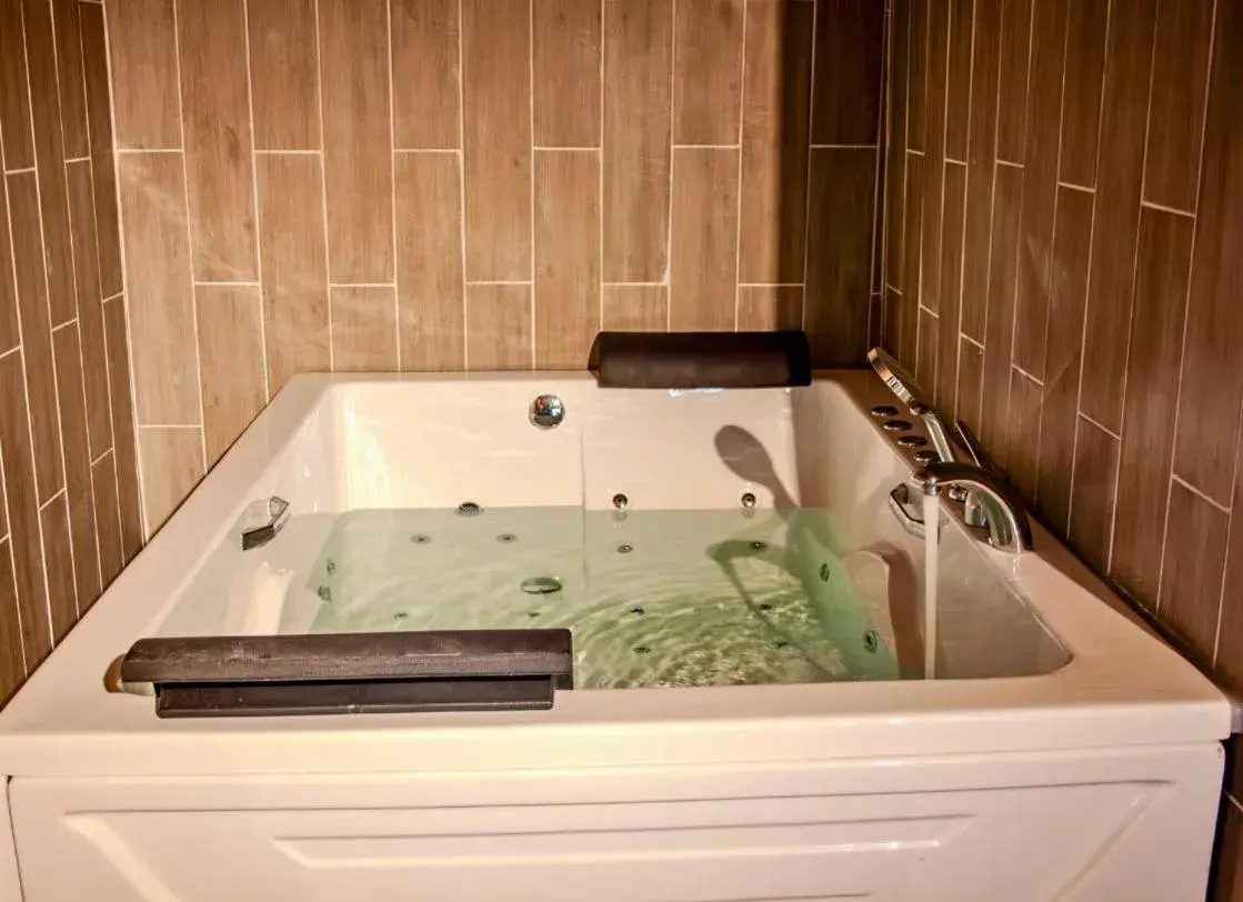 Double Room with Spa Bath - single occupancy in 216 North Hotel Double Room with Spa Bath - single occupancy in 216 North Hotel