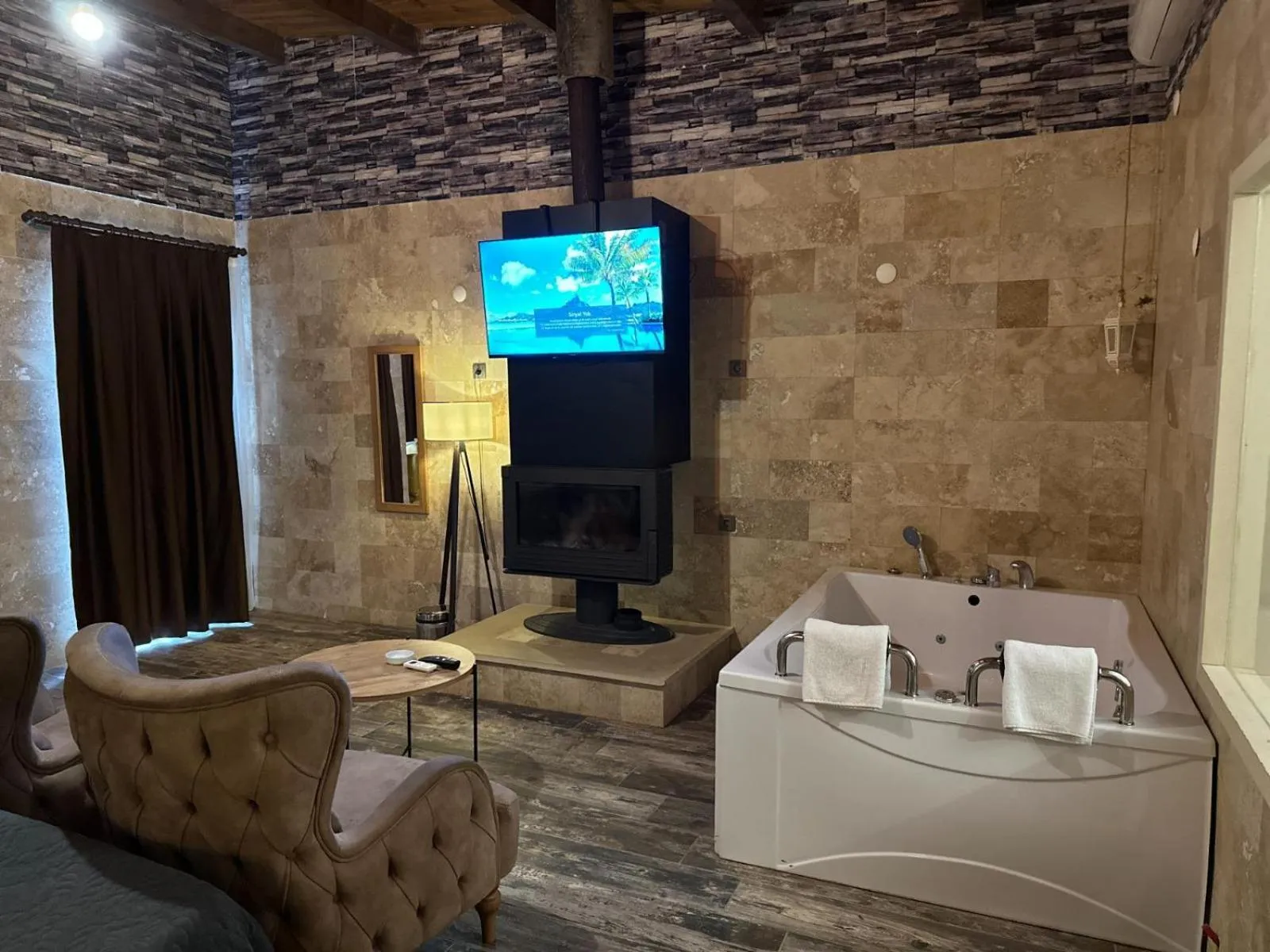 TV and multimedia in 216 North Hotel