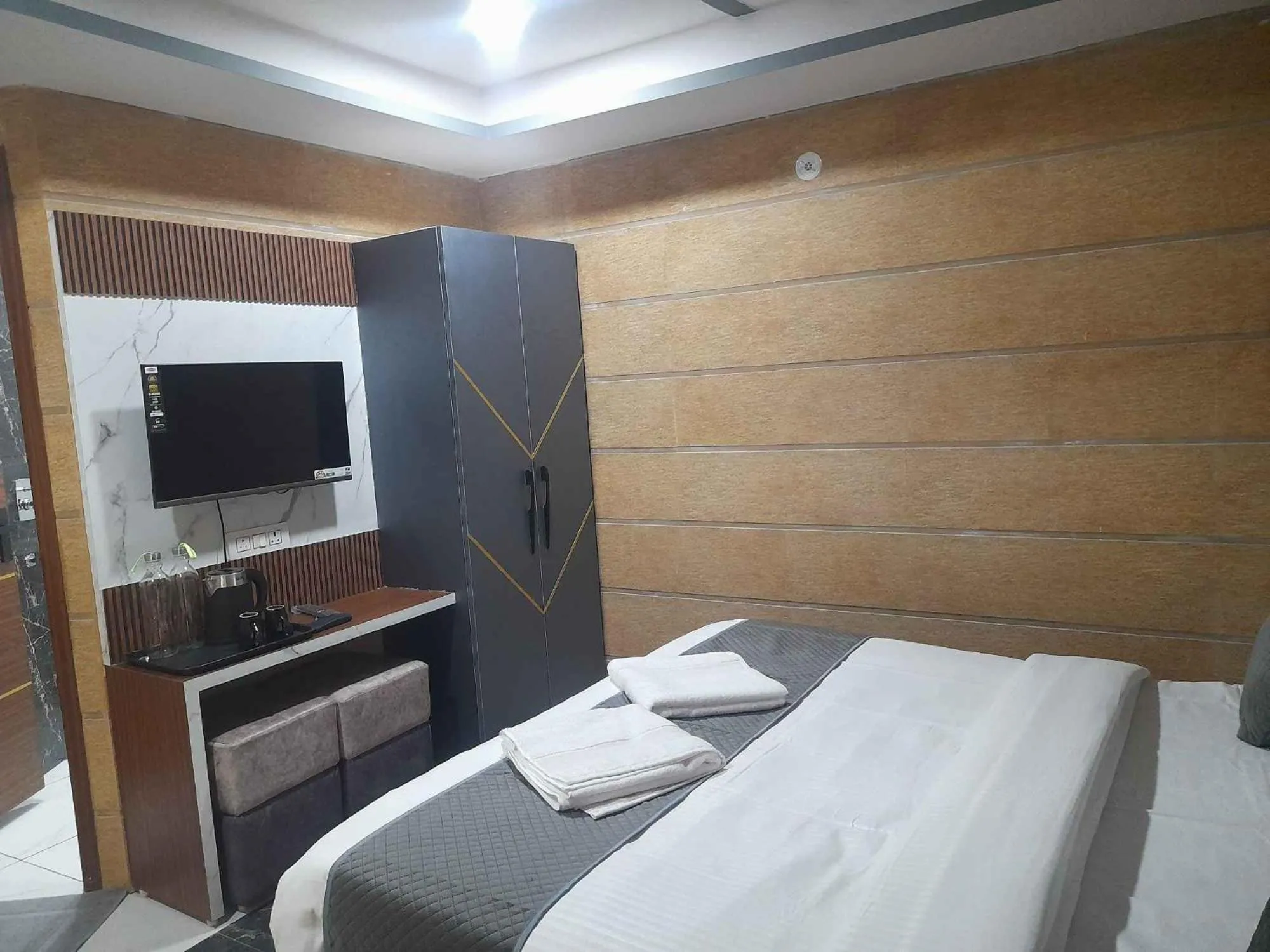 TV and multimedia, Bed in Hotel Asha Delight