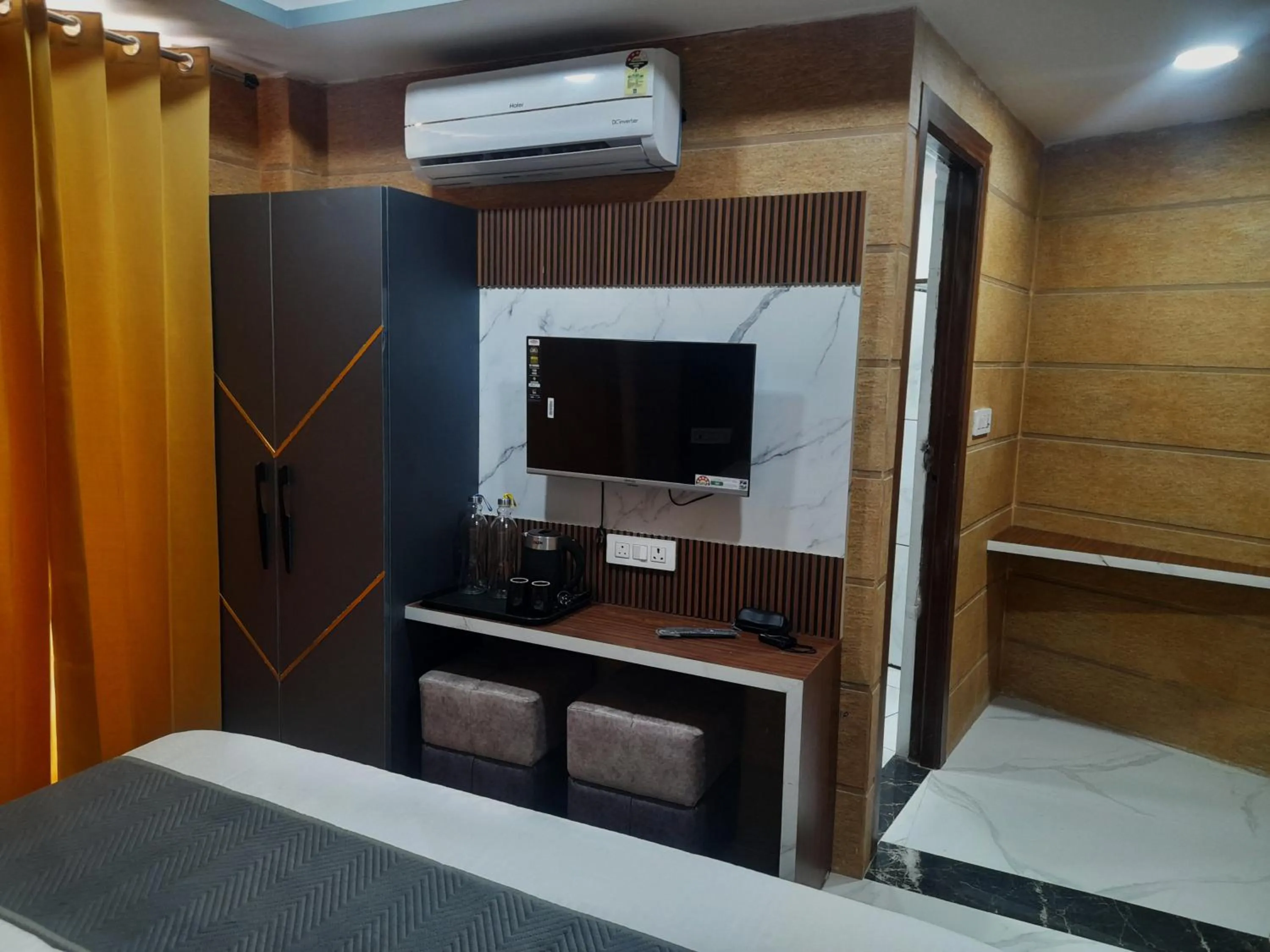 TV and multimedia in Hotel Asha Delight
