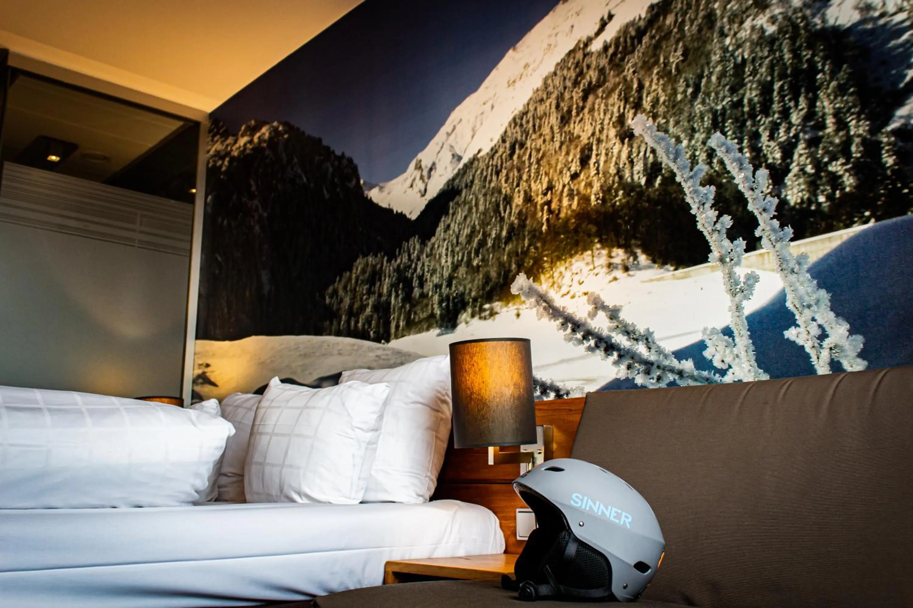 Bedroom, Bed in Alpine Hotel by SnowWorld