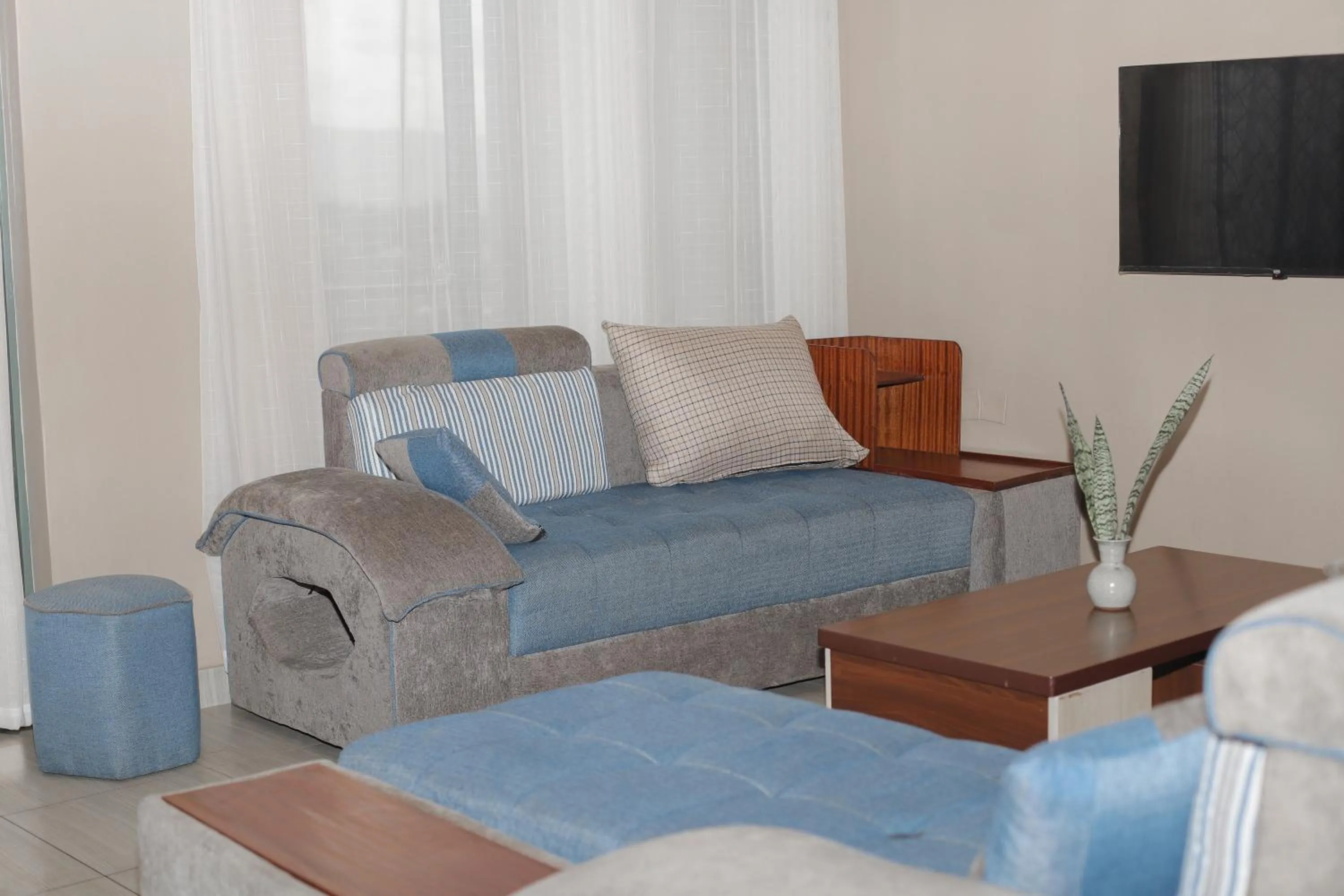 Communal lounge/ TV room in OMX Hotel Remera