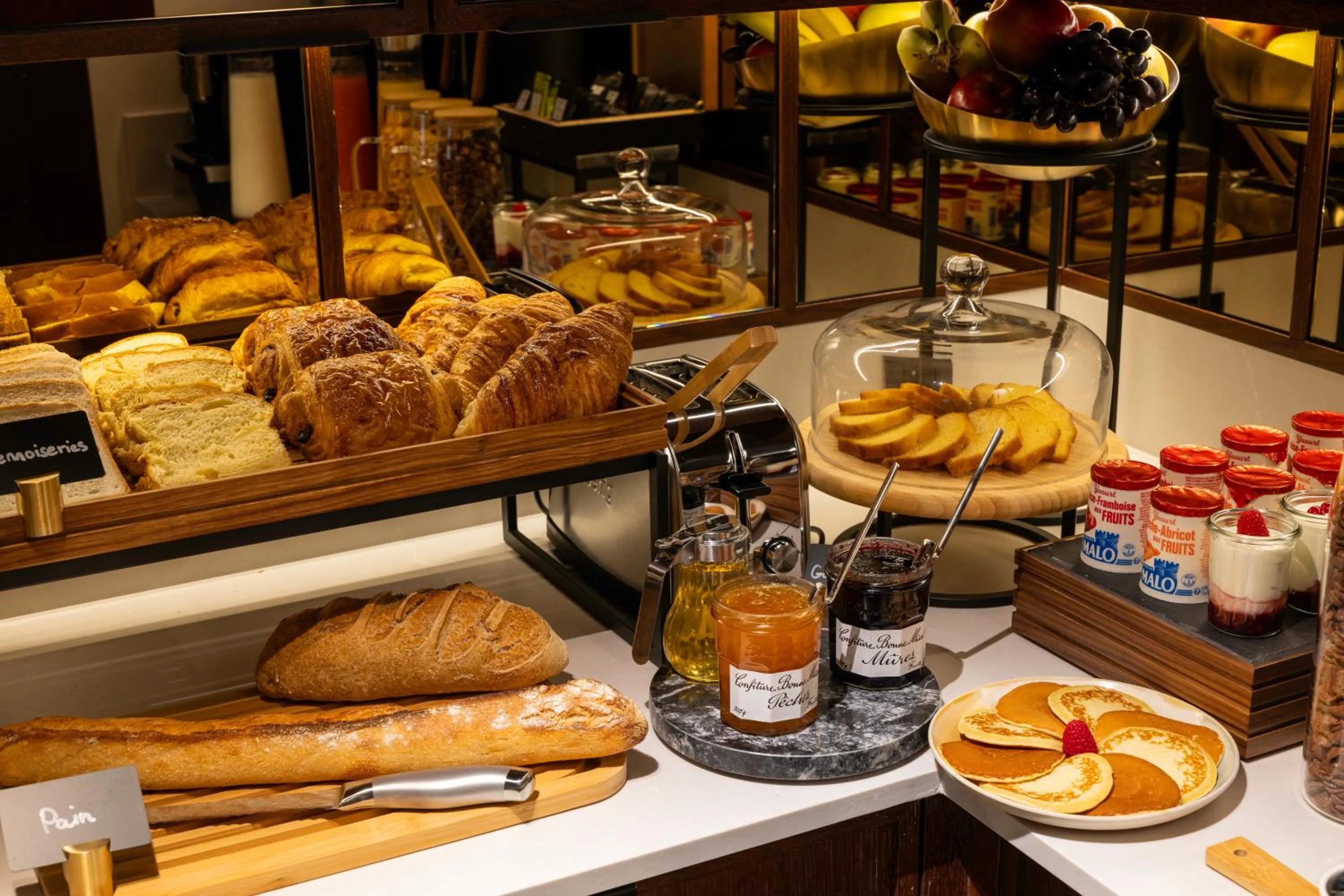 Buffet breakfast in Hôtel Cristal Champs Elysées