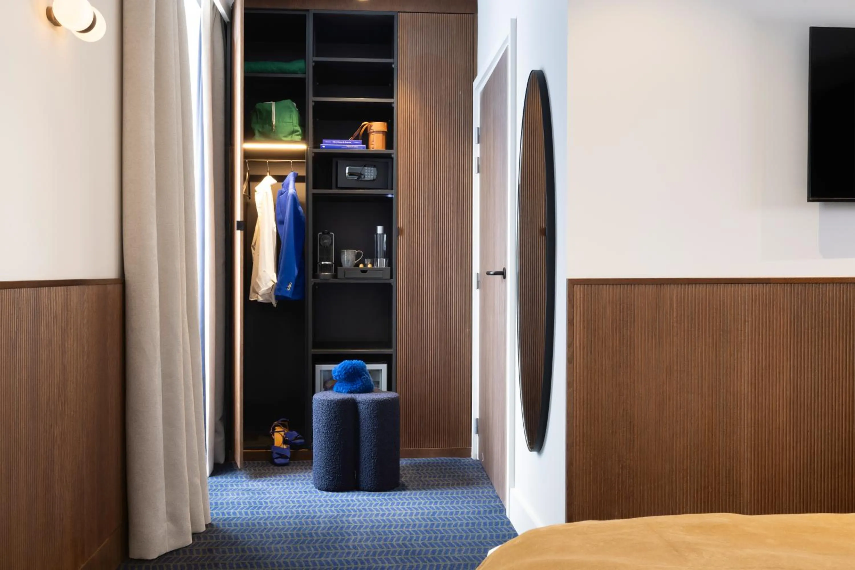 TV and multimedia, Bed in Hôtel Cristal Champs Elysées