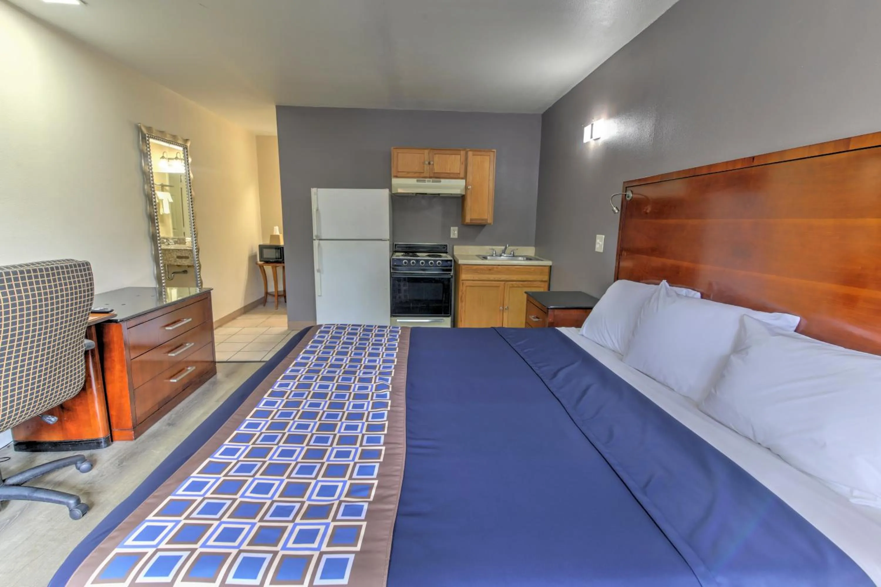 Kitchen or kitchenette, Bed in Budget Lodge Churchland