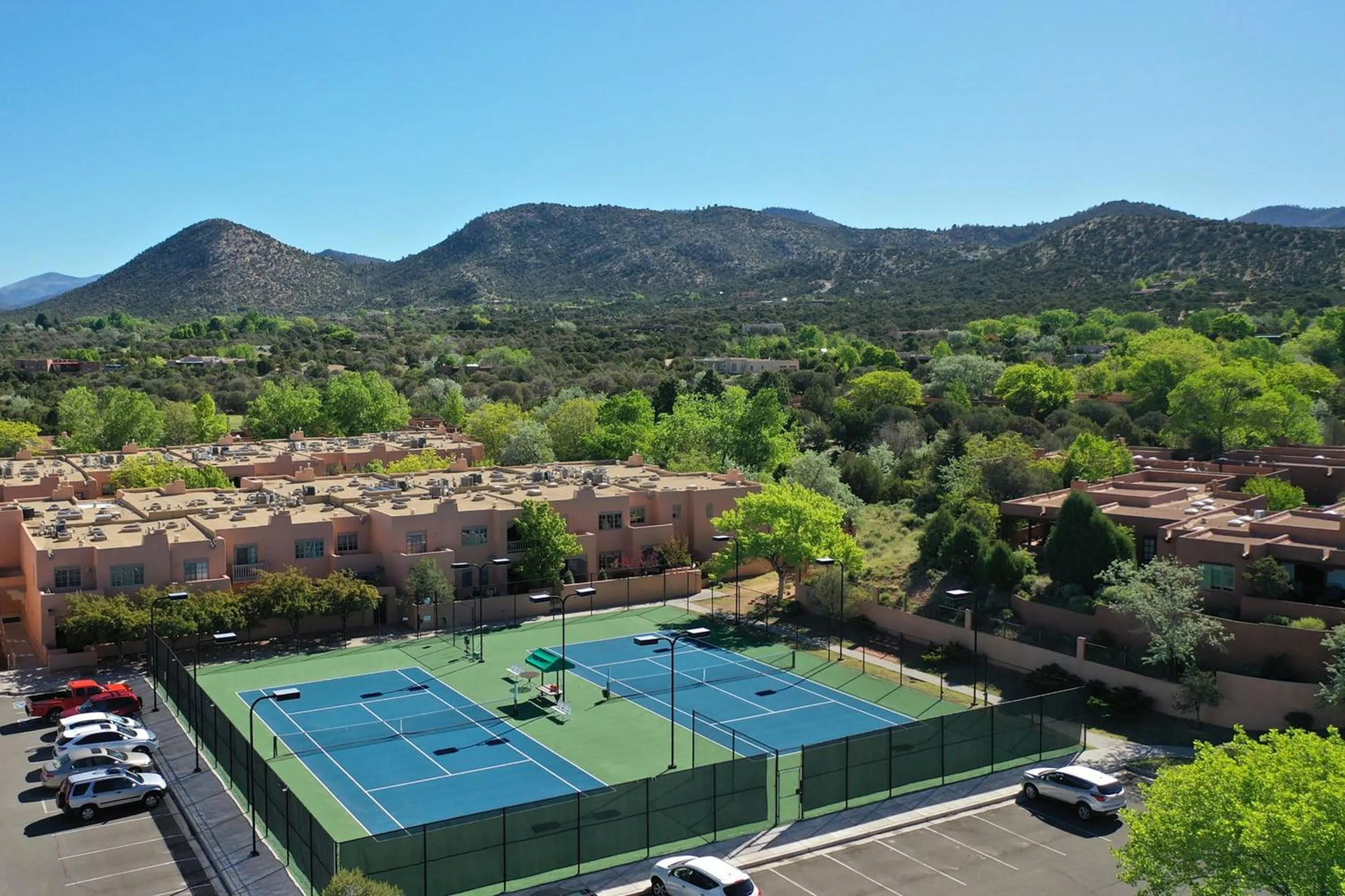 Tennis court in Quail run