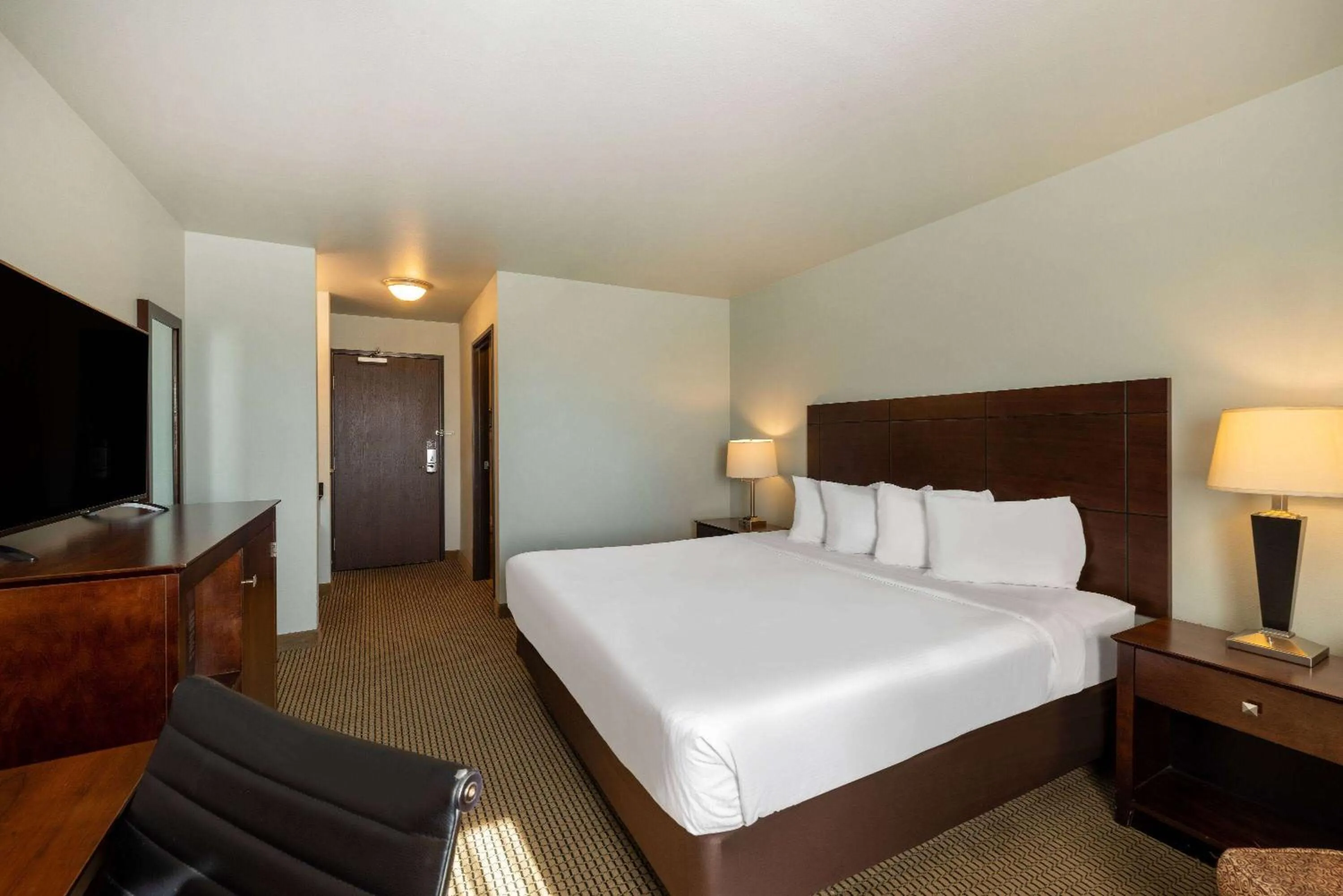 Photo of the whole room, Bed in Baymont by Wyndham Rapid City