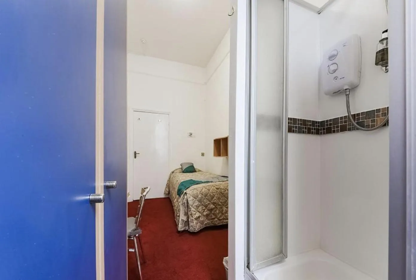 Bathroom, Bed in Boston Court Hotel