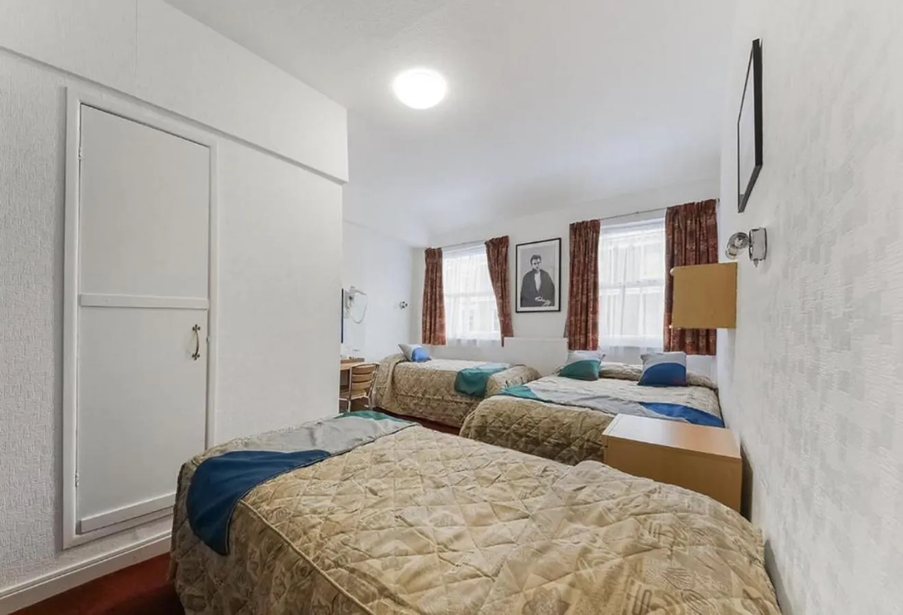 Bedroom, Bed in Boston Court Hotel