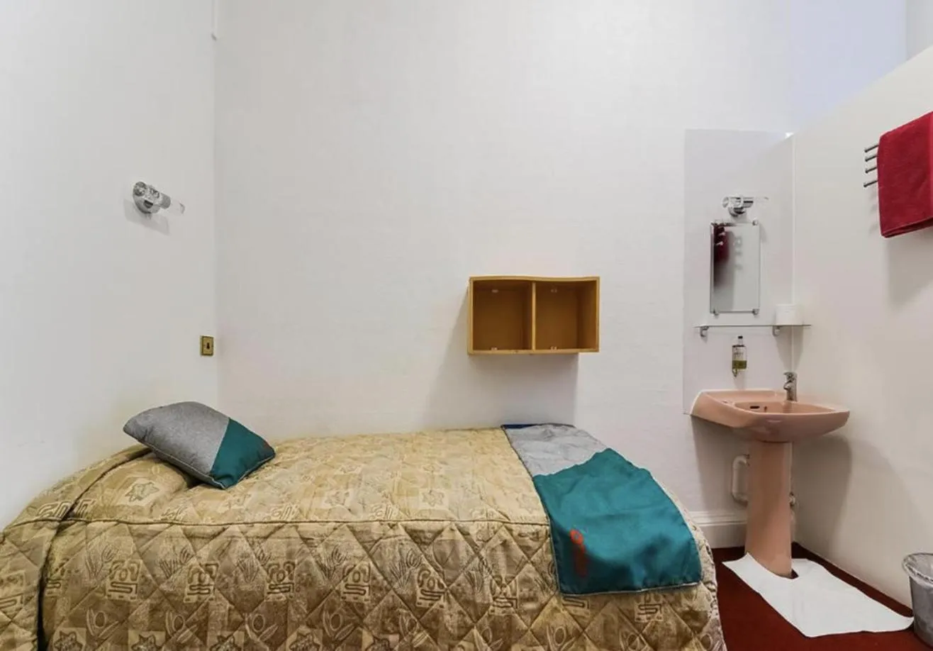 Twin Room with Shower in Boston Court Hotel