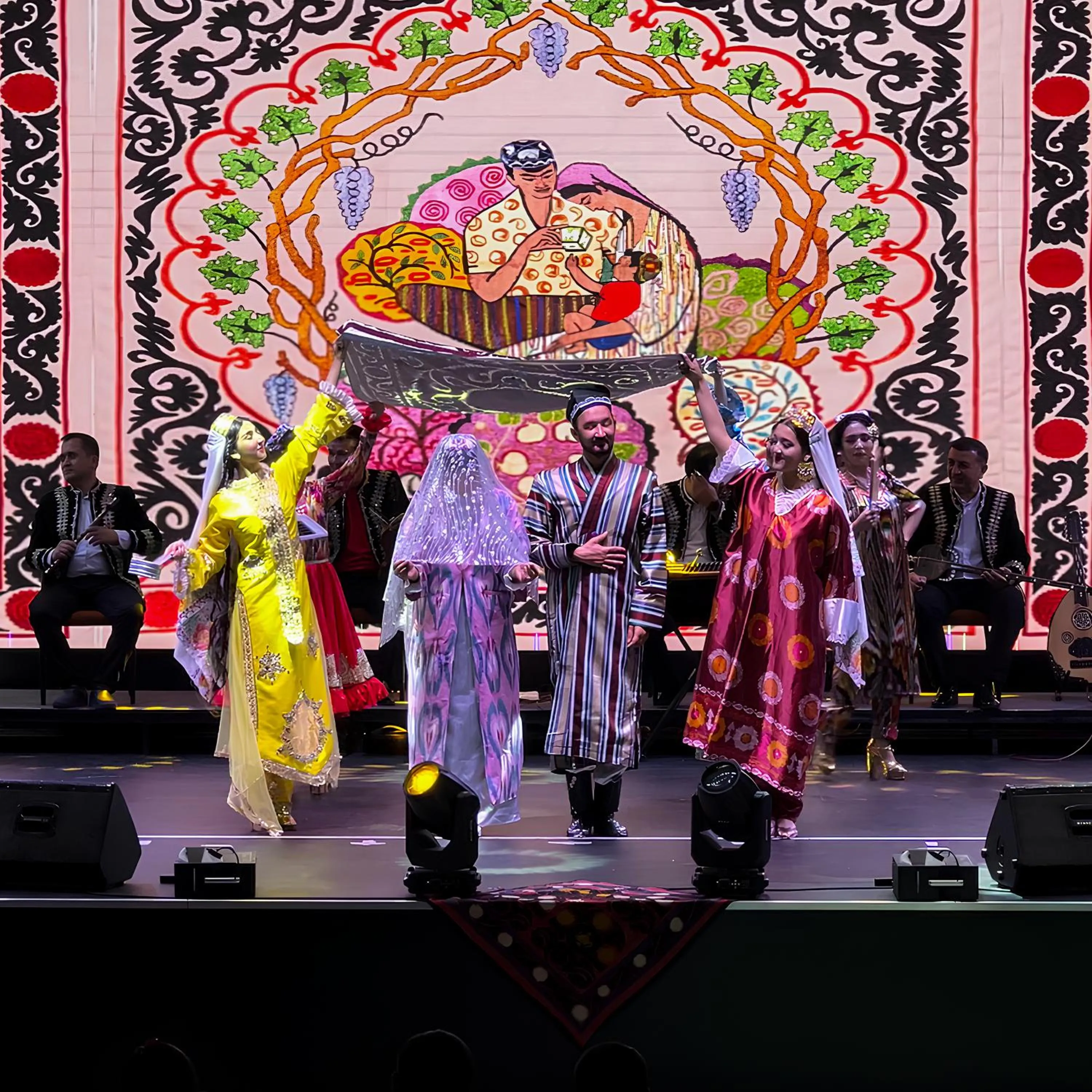 Evening entertainment in Kohinur Plaza