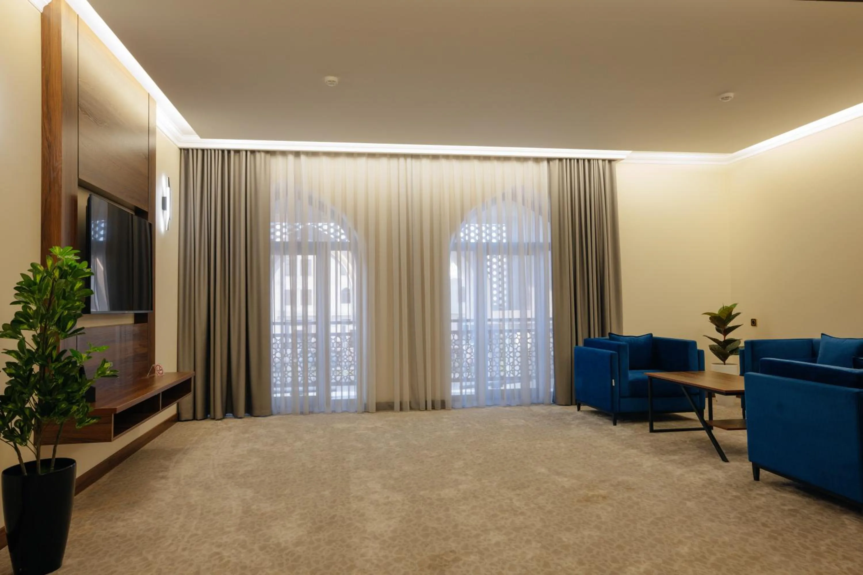 Communal lounge/ TV room in Kohinur Plaza